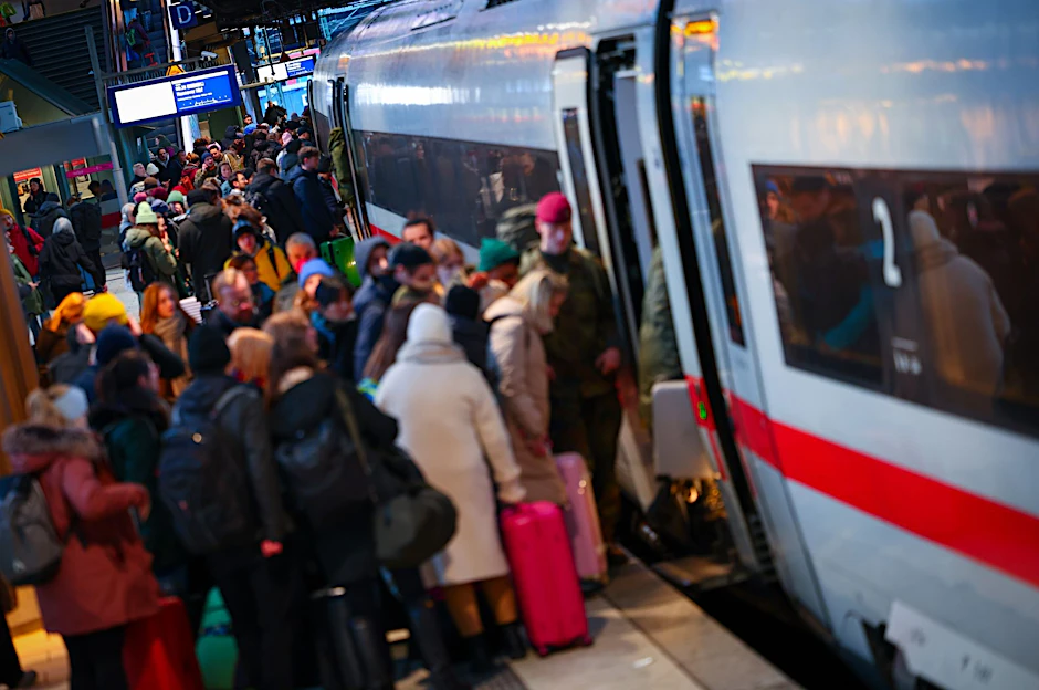 Zahlreiche Reisende warten auf einem vollen Bahnsteig am Hamburger Hauptbahnhof auf ihren Zug.  