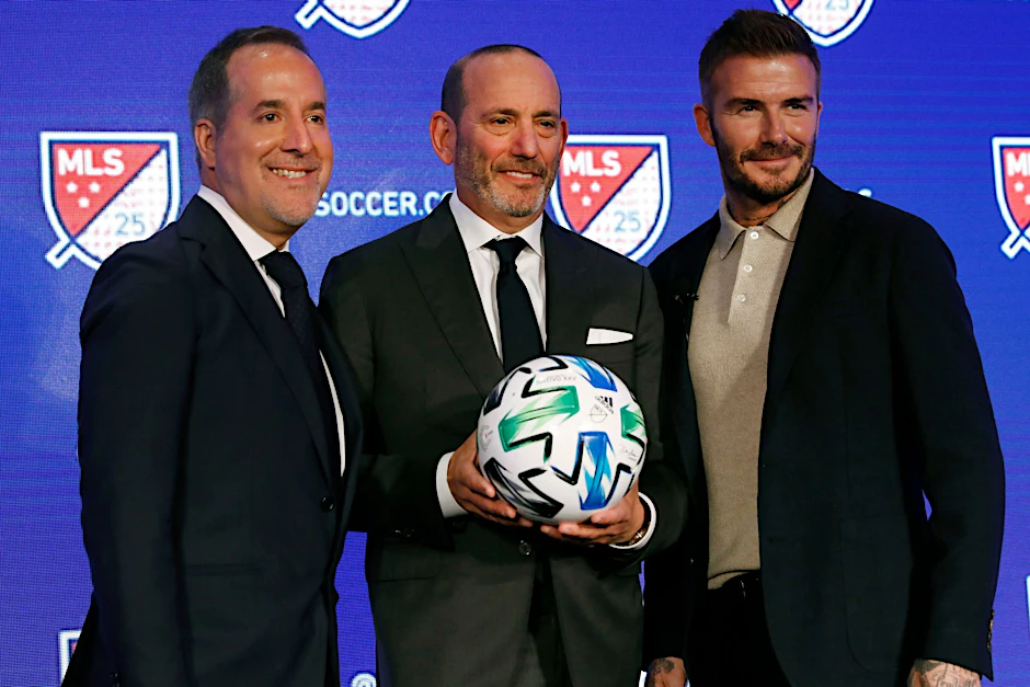 ARCHIV - David Beckham (r) und Jorge Mas (l), Mitbesitzer von Inter Miami CF, posieren mit Don Garber vor einer Kamera.  
