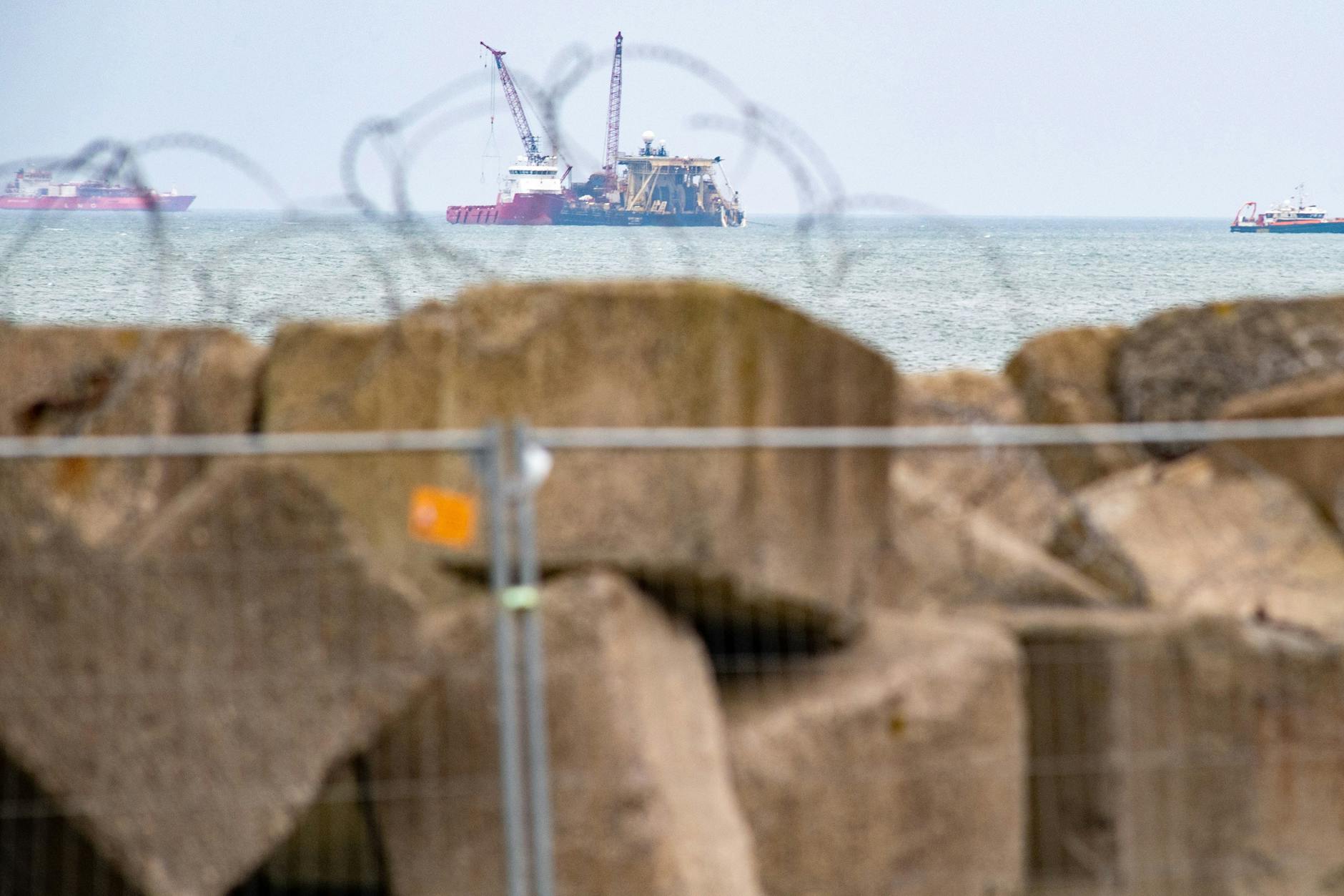 18. Dezember 2023: Das Pipeline-Verlegeschiff „Castoro 10“ (Bildmitte) baut an der LNG-Pipeline am Hafen Mukran. 