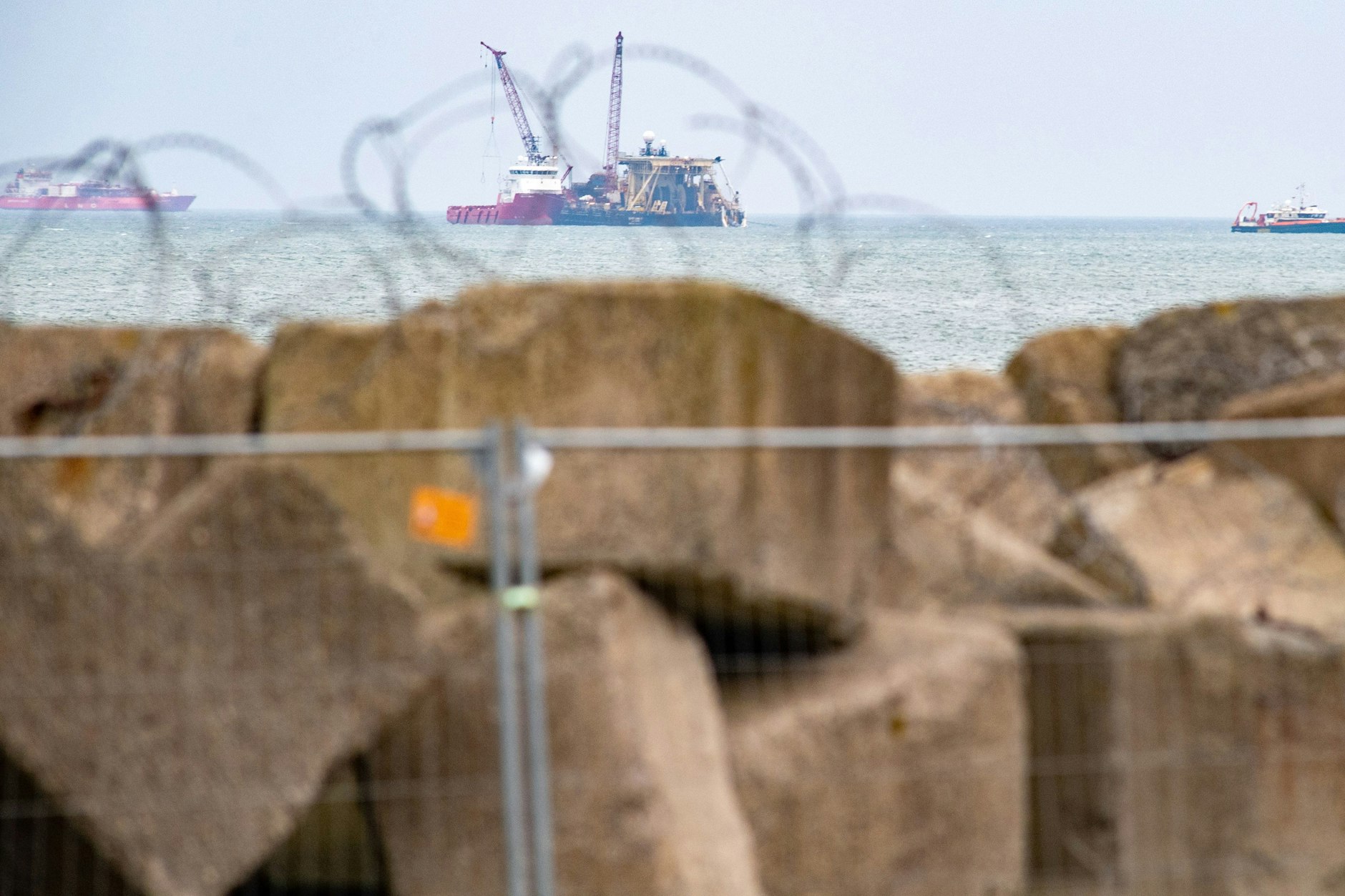 18. Dezember 2023: Das Pipeline-Verlegeschiff „Castoro 10“ (Bildmitte) baut an der LNG-Pipeline am Hafen Mukran.&nbsp;