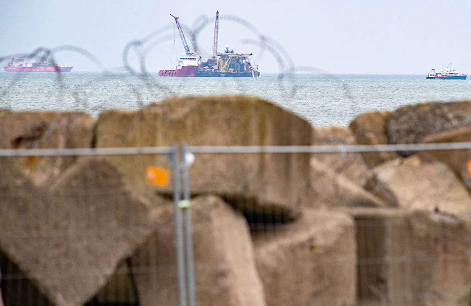 18. Dezember 2023: Das Pipeline-Verlegeschiff „Castoro 10“ (Bildmitte) baut an der LNG-Pipeline am Hafen Mukran.&nbsp;