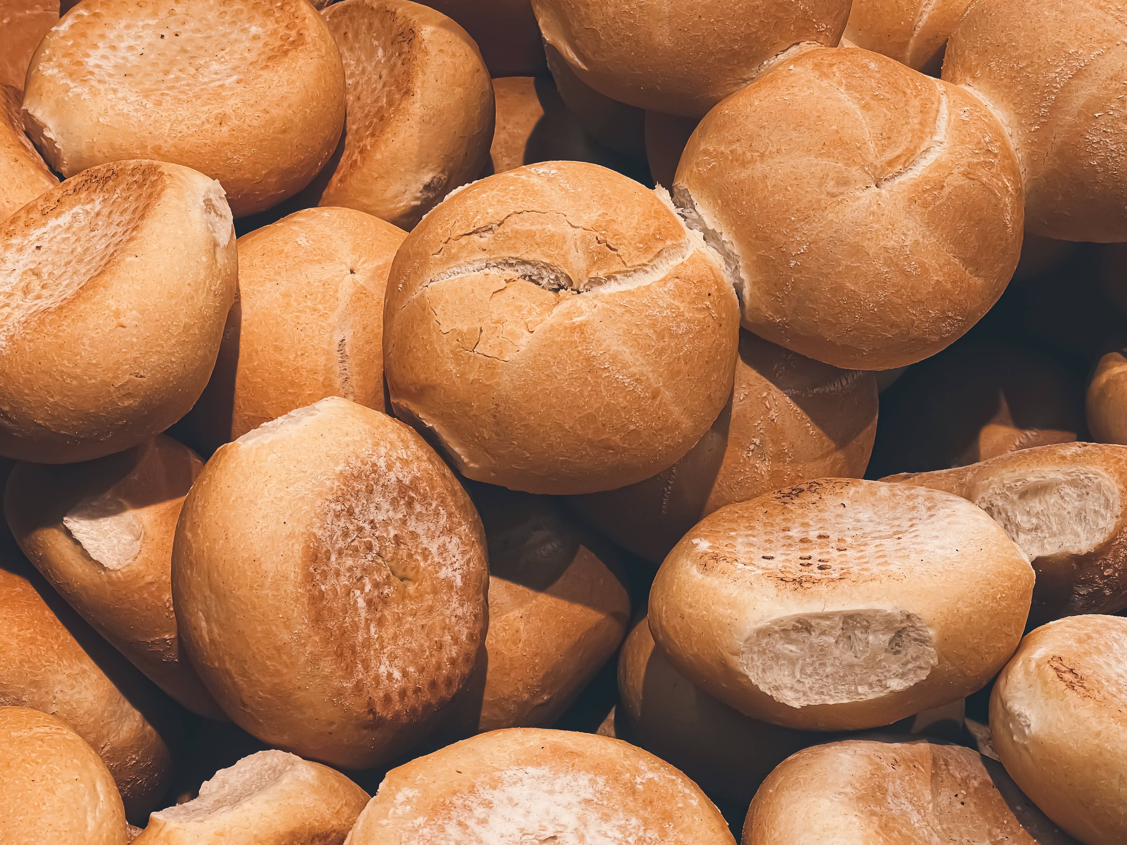 Krasse Tricks! So schmecken alte und harte Brötchen wieder richtig lecker