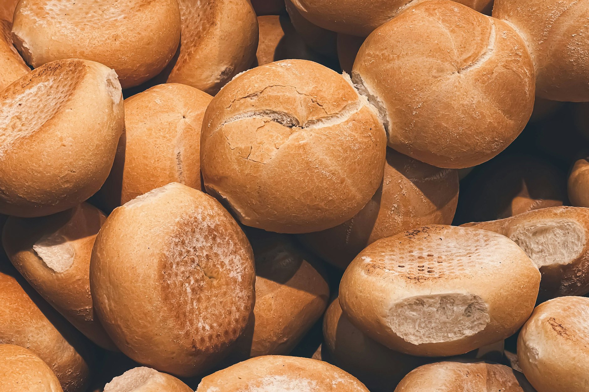 Alte Brötchen kann man auch wieder aufbacken - dann schmecken sie wie frisch vom Bäcker.