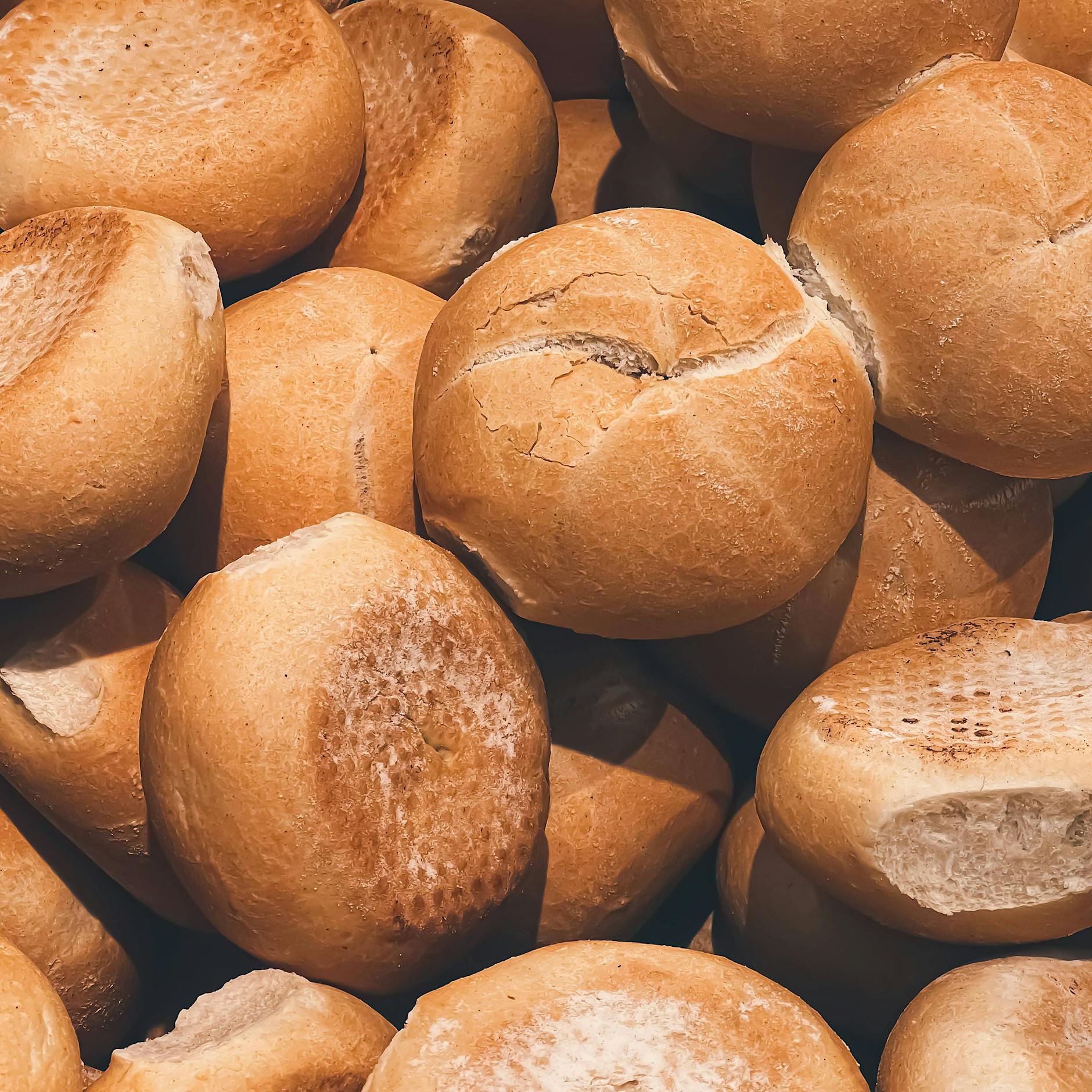 Krasse Tricks! So schmecken alte und harte Brötchen wieder richtig lecker