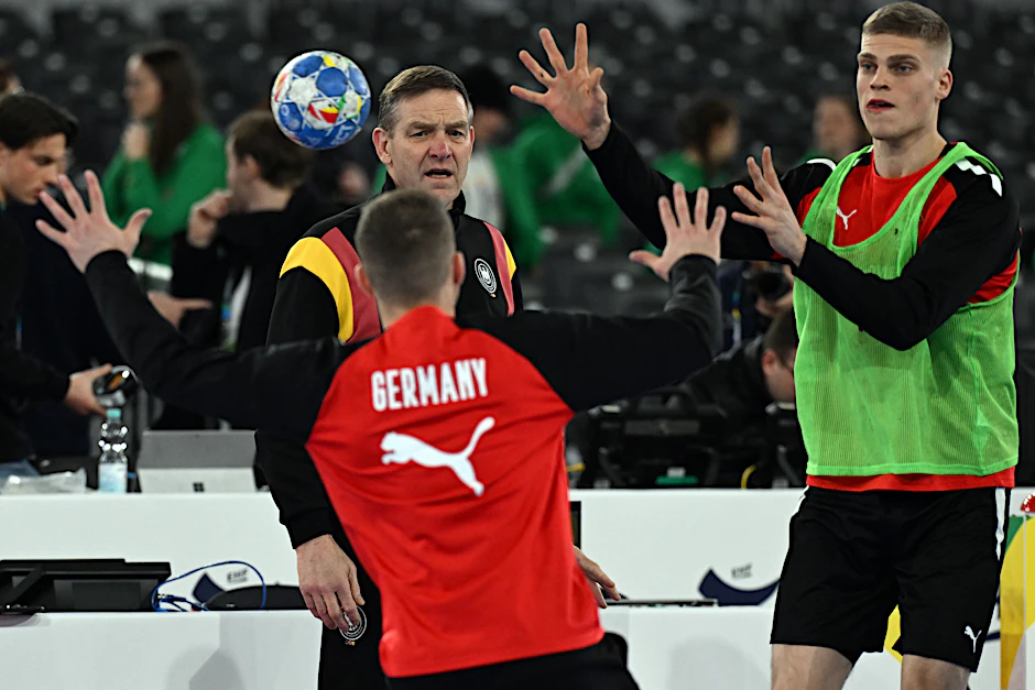 Handball-Bundestrainer Alfred Gíslason beim Training mit der Nationalmannschaft.