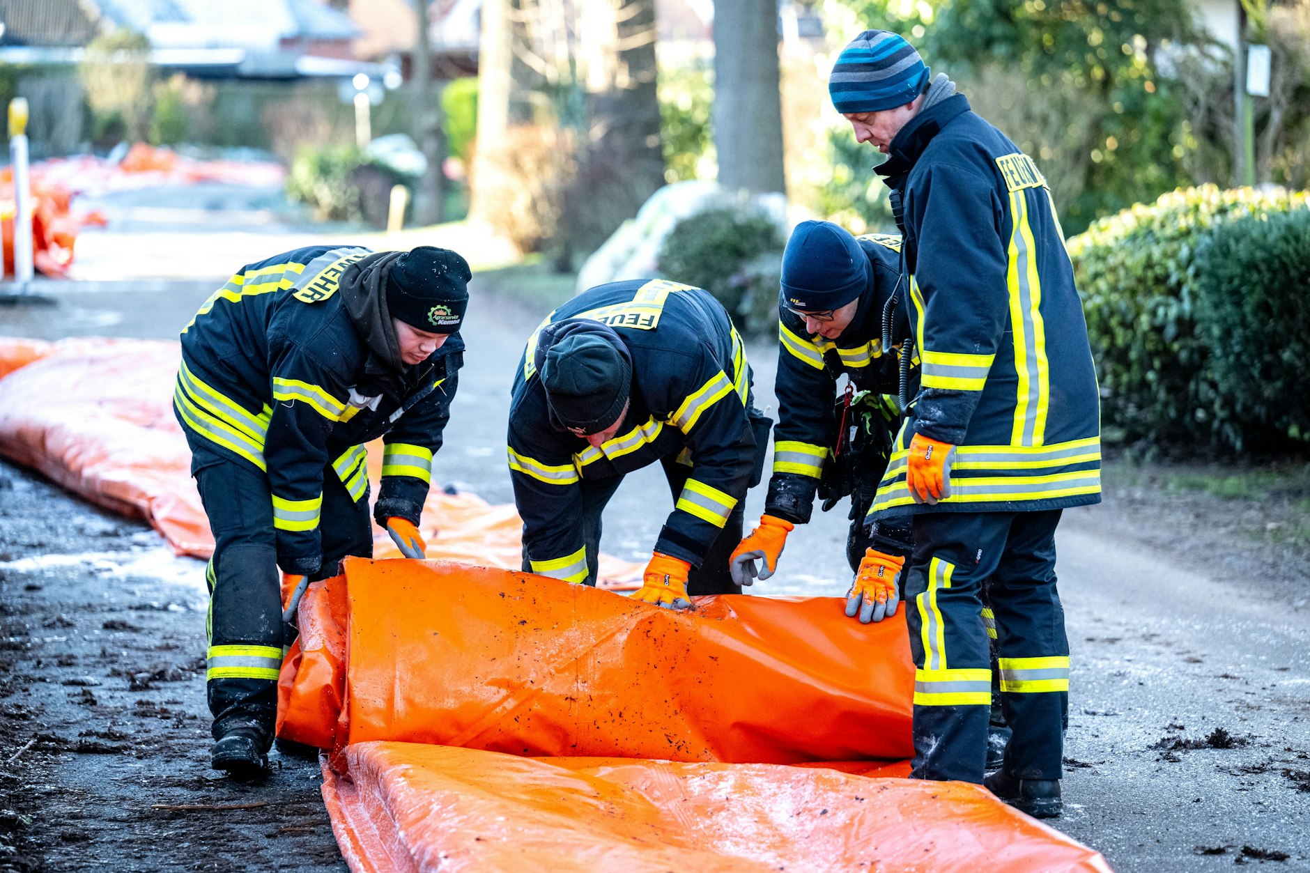 In Niedersachsen wird in den Überschwemmungsgebieten ein 800 Meter langer mobiler Deich abgebaut.