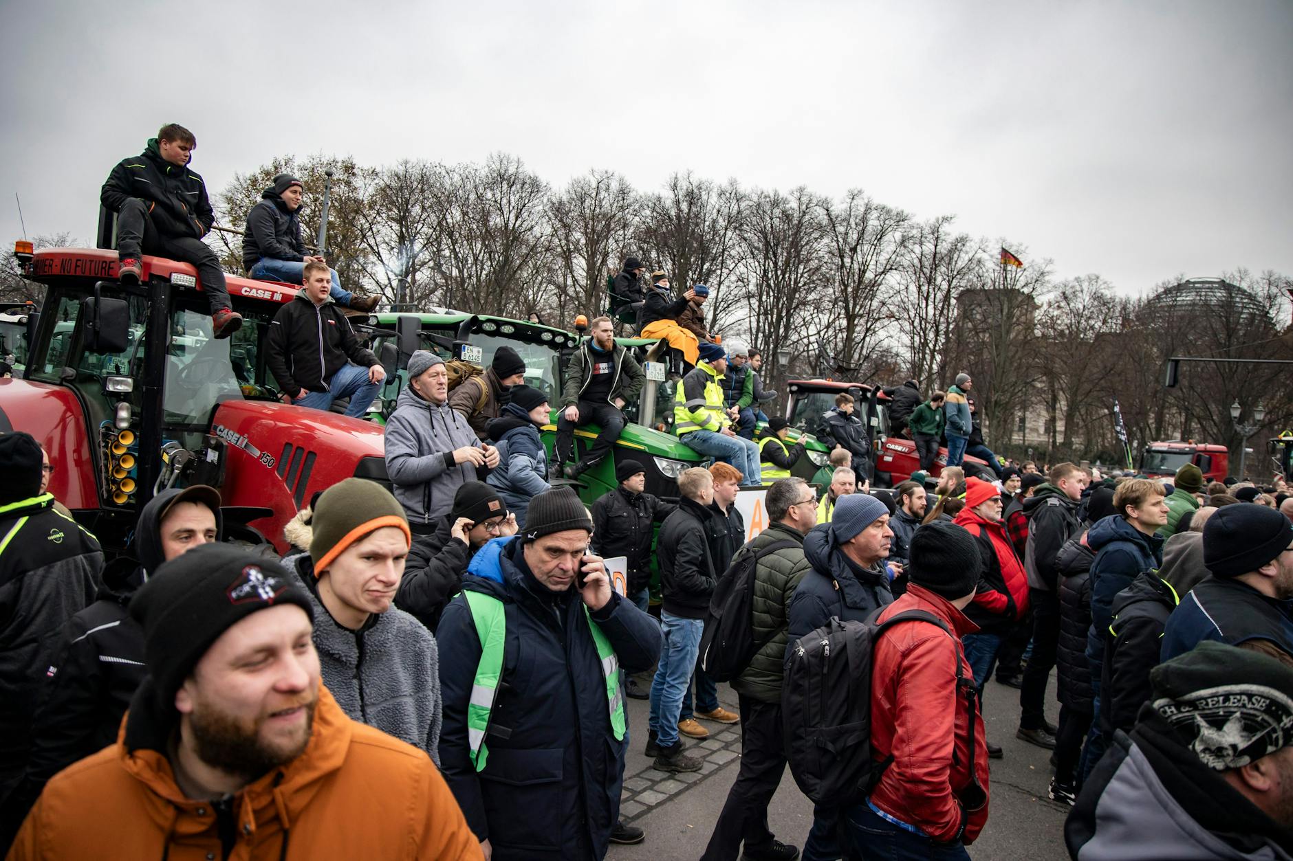 Berlin: Bauern protestieren vor dem Brandenburger Tor gegen die Politik der Bundesregierung.