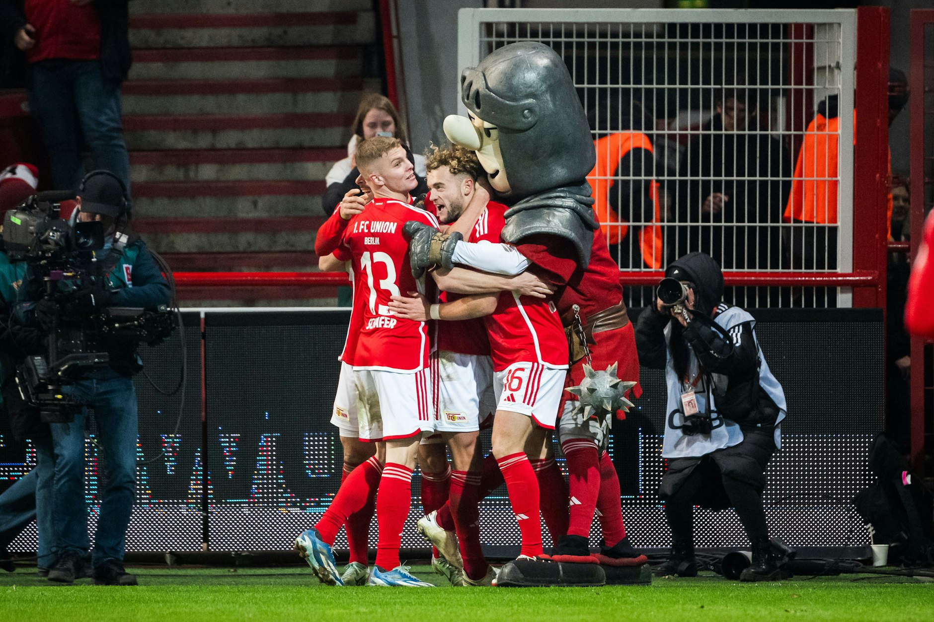 Nicht nur Ritter Keule glaubt weiter an die Eisernen: Der 1. FC Union will in der Rückrunde aus dem Tabellenkeller. 