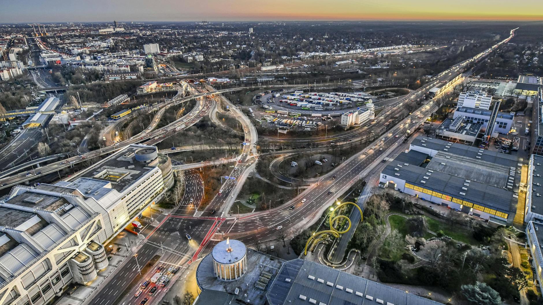 Autobahndreieck Funkturm am ICC: Der Knotenpunkt, an dem die Avus auf die A100 trifft, wird acht Jahre lang umgebaut. Das betrifft natürlich auch den S-Bahn-Verkehr.