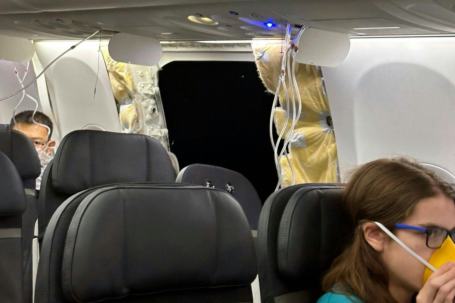 Ein Teil der Flugzeug-Außenwand wurde in einem Flug von Alaska Airlines herausgerissen.