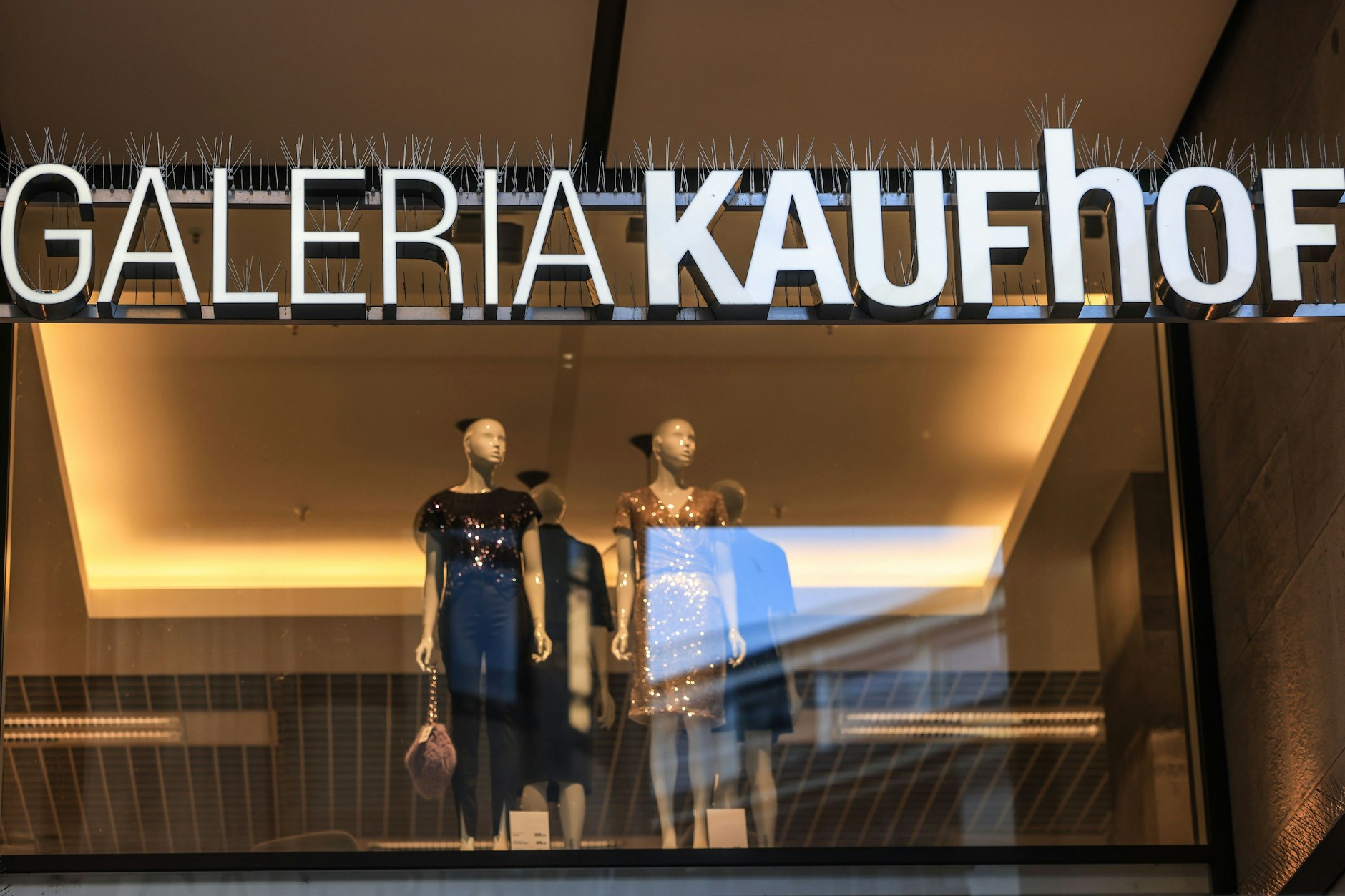 Ausverkauf: „Galeria Kaufhof“ steht an einem Schaufenster der Filiale in Köln.