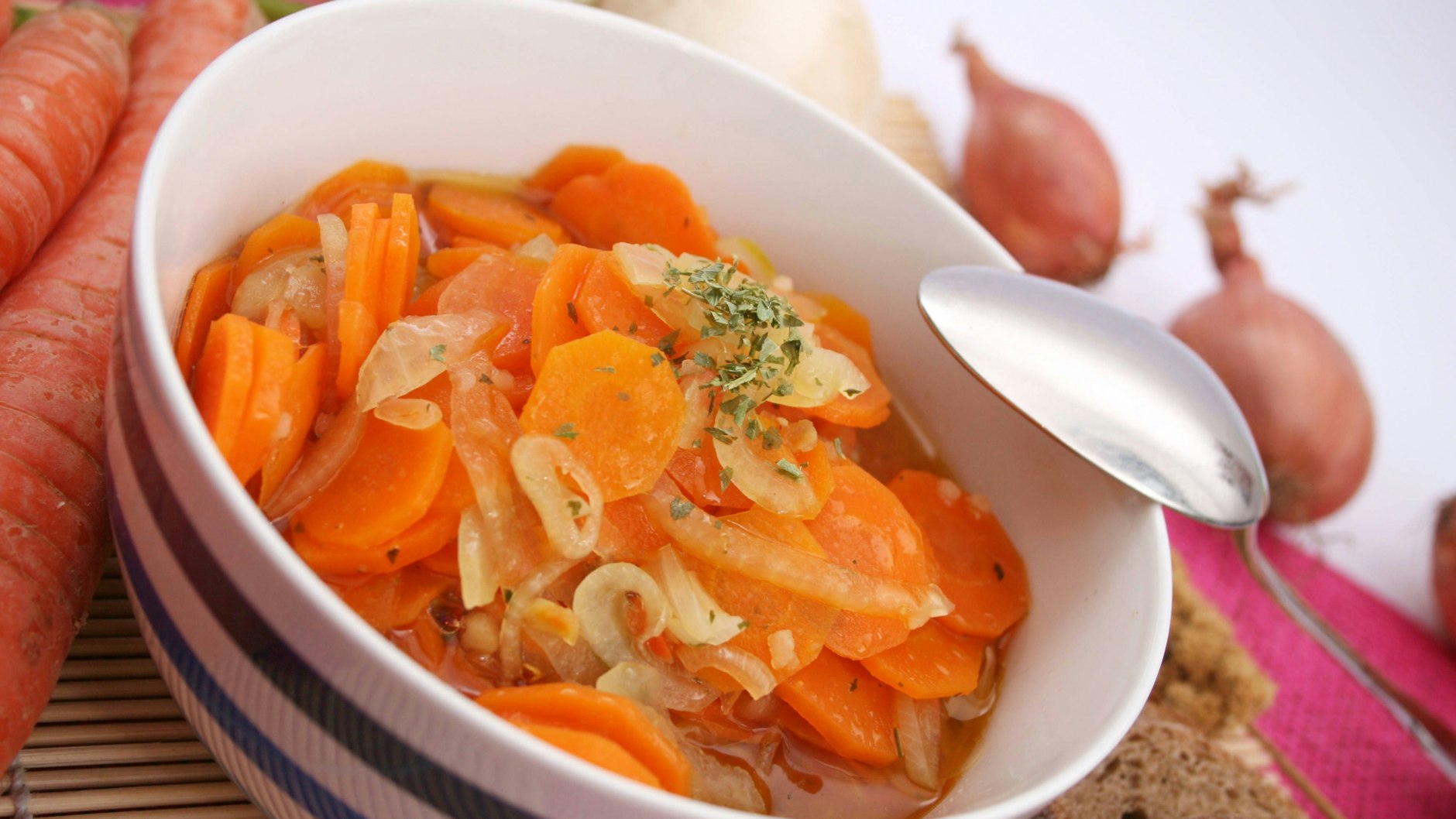 Das Rezept für Möhreneintopf ist günstig, gesund und lecker.