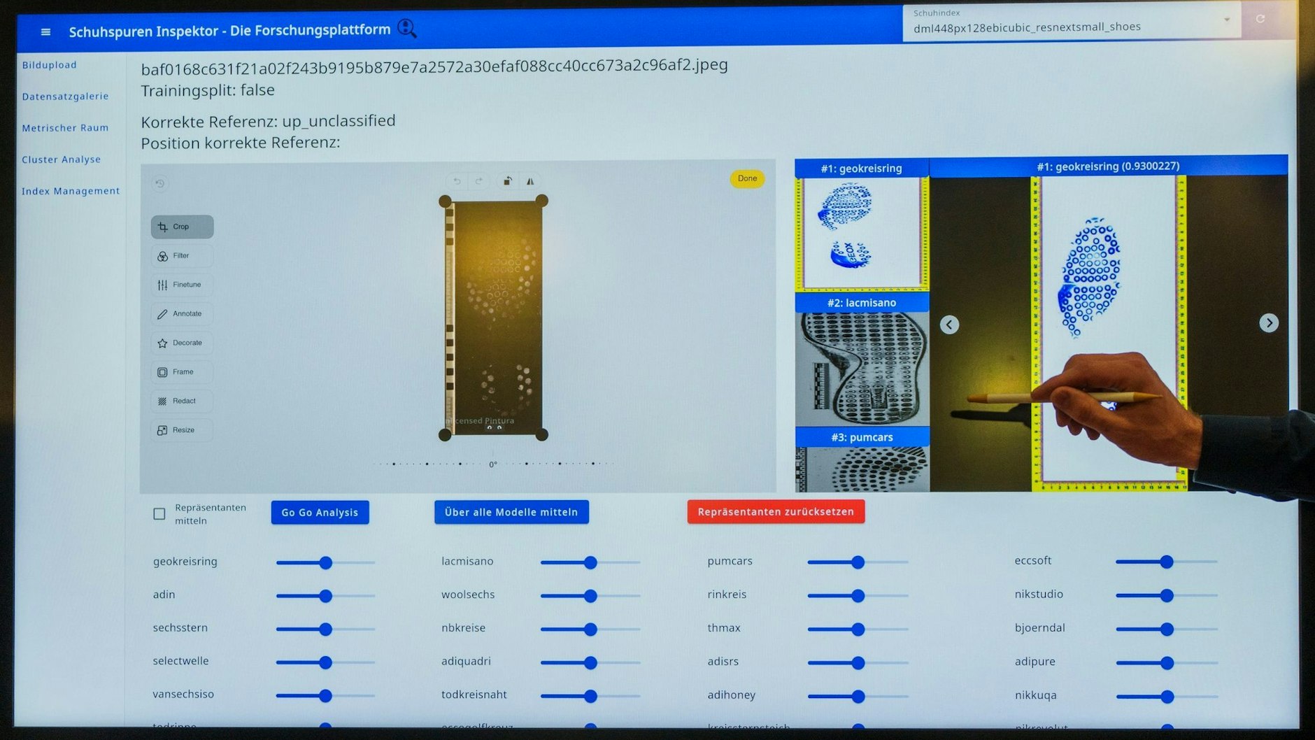 Ein sichergestellter Schuhabdruck von einem Tatort wird mithilfe Künstlicher Intelligenz mit vorhandenen Datensätzen verglichen.