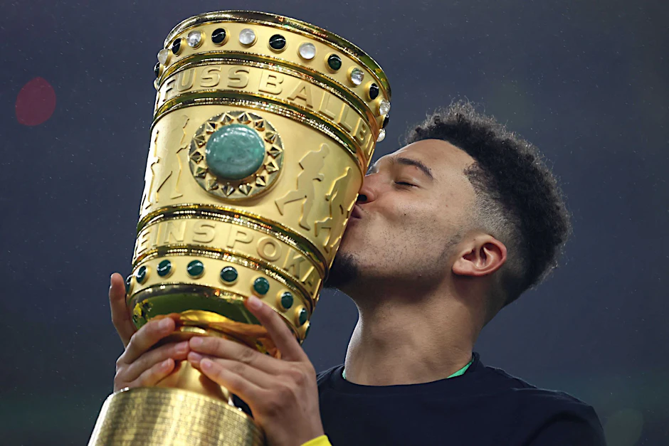 ARCHIV - Gewann mit Dortmund 2021 den DFB-Pokal: Jadon Sancho.  