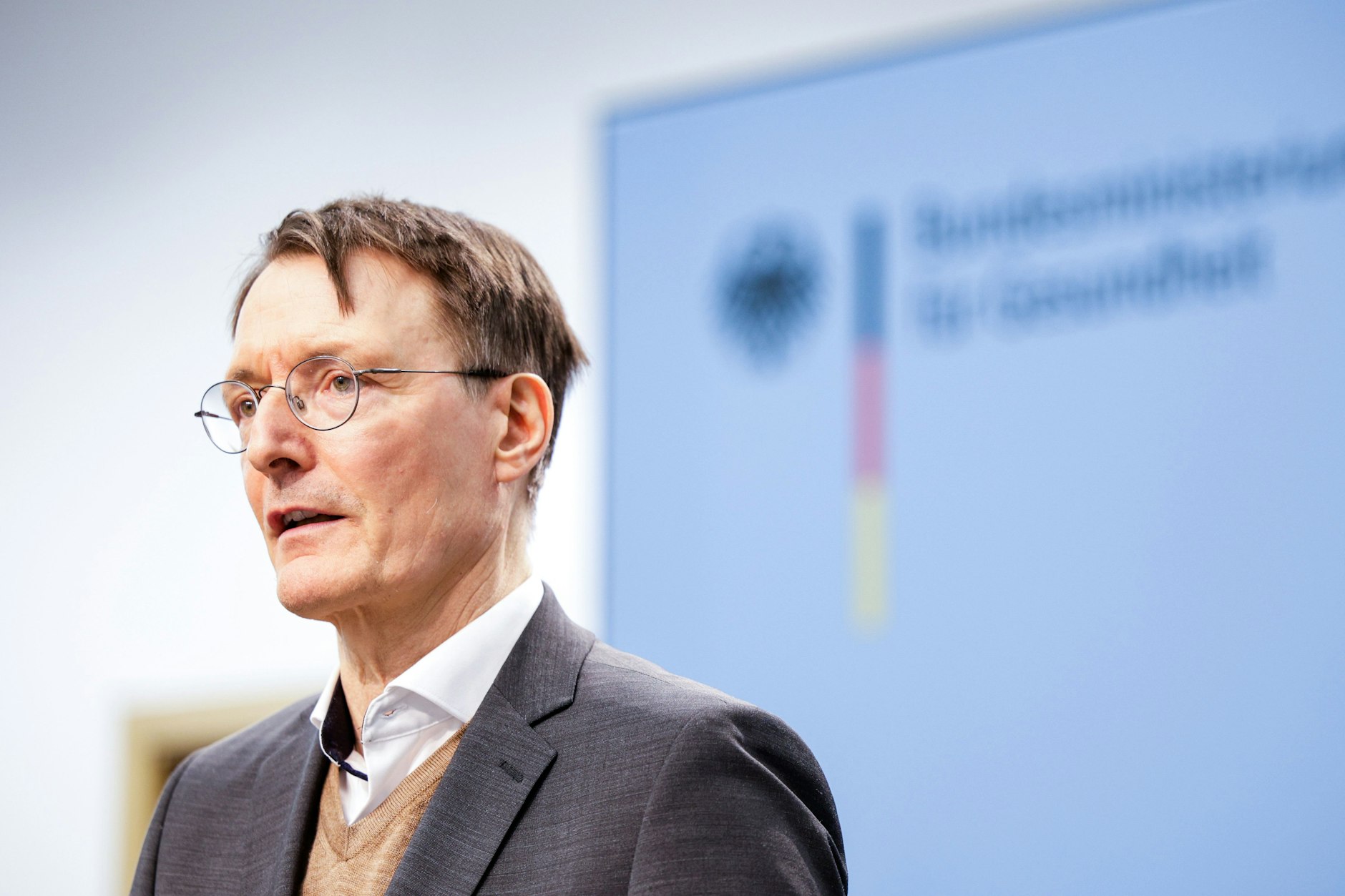 Bundesgesundheitsminister Karl Lauterbach (SPD) auf der Pressekonferenz am Dienstag. Zuvor hatte der Minister mit Vertreterinnen und Vertretern der niedergelassenen Ärzteschaft über mögliche Erleichterungen für Hausärztinnen und Hausärzte gesprochen. 