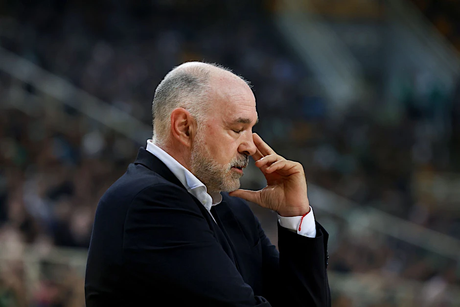 ARCHIV - Bayerns Cheftrainer Pablo Laso sah in Mailand eine deutliche Niederlage seiner Mannschaft.  