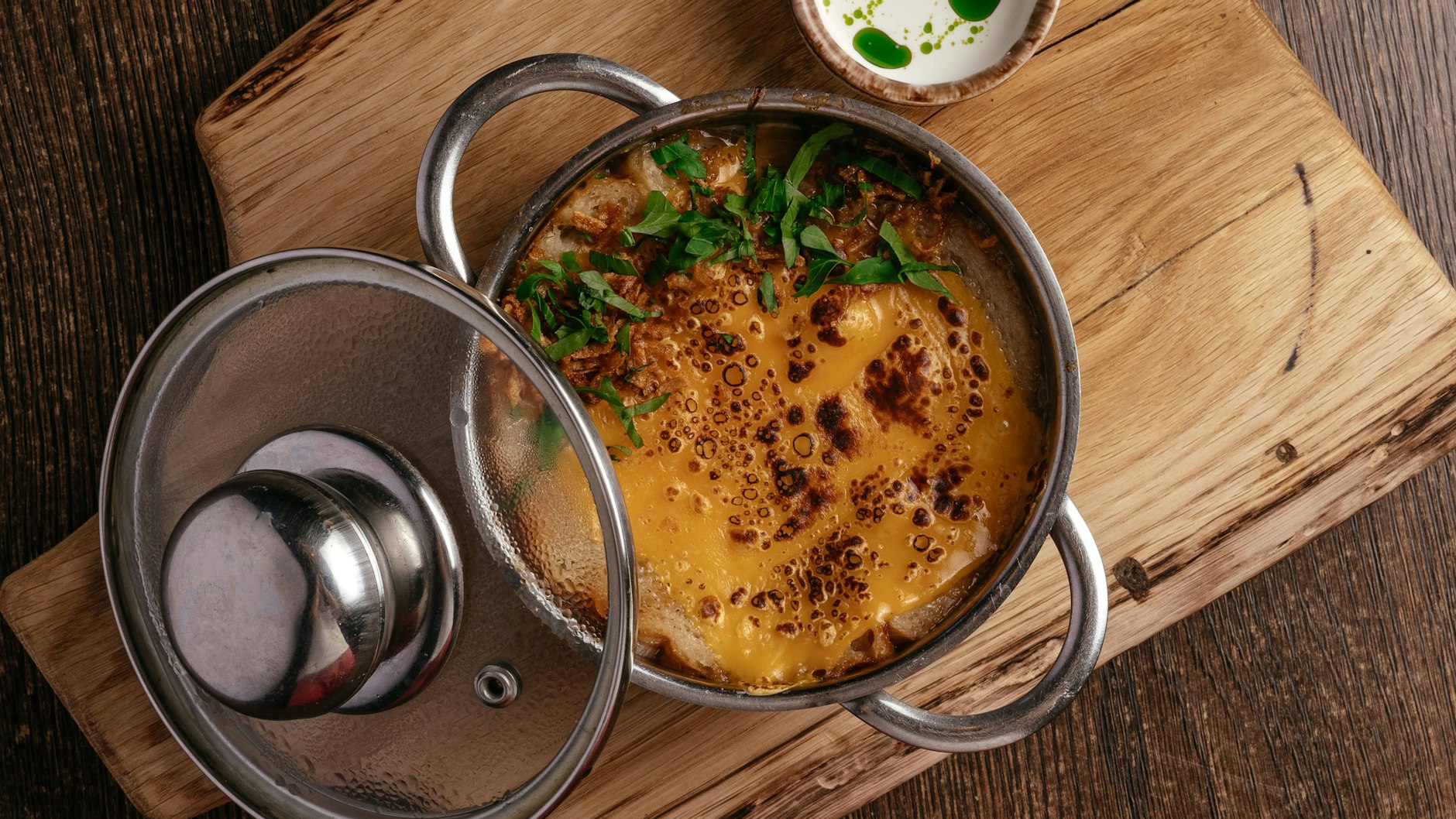 Die Zwiebelsuppe kann auch vor dem Servieren mit Käse überbacken werden - wer das Rezept zum Abnehmen nutzen möchte, sollte auf diesen Schritt aber verzichten.
