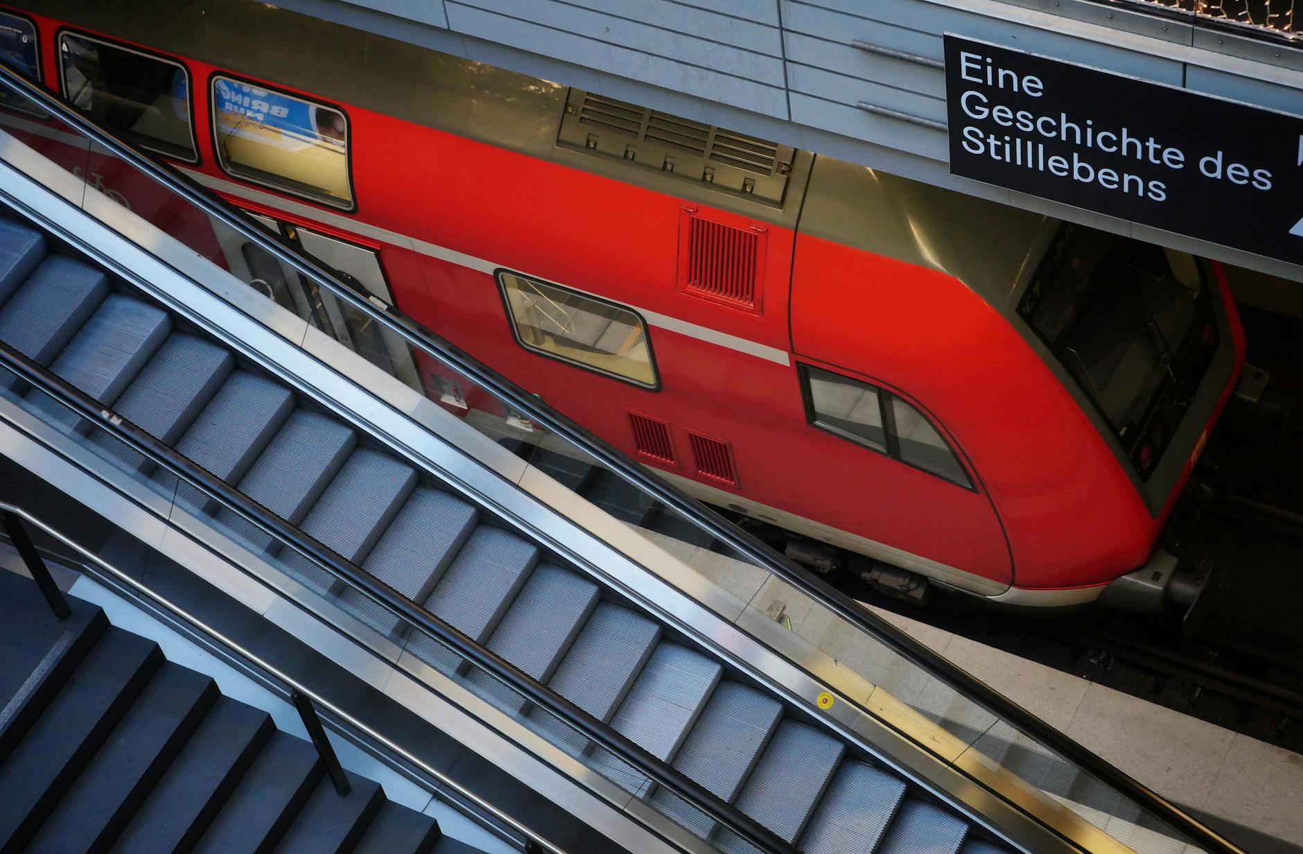 Ein Regionalexpress im Berliner Hauptbahnhof.