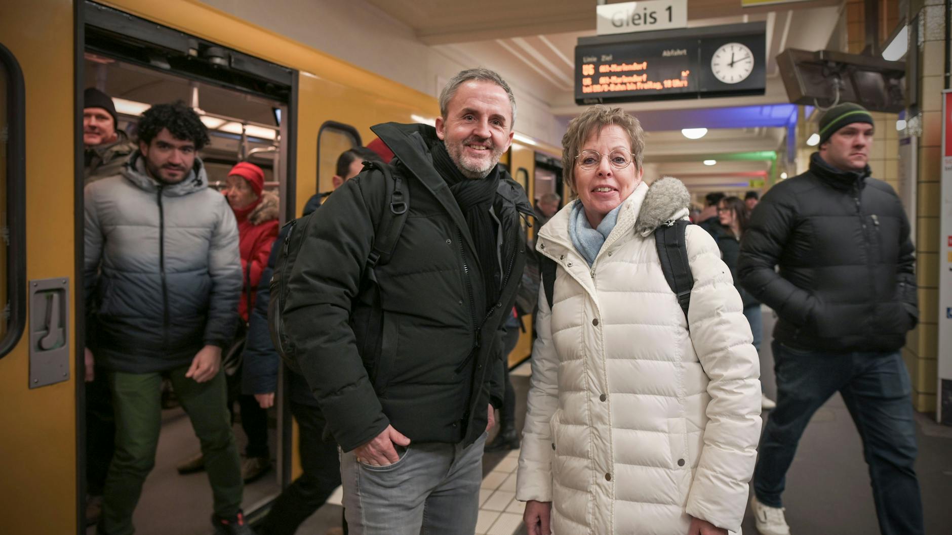 Björn und Birgit sind geschäftlich in der Stadt unterwegs und navigieren sich per U-Bahn zum Ziel. 