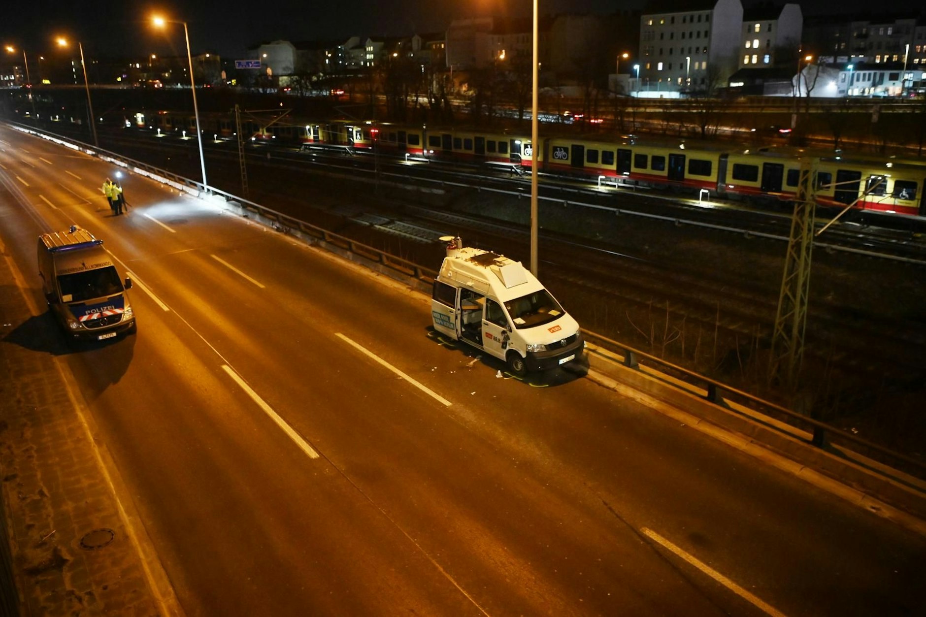 Ein Reporter-Fahrzeug vom RBB verunfallte am Dienstag auf der A100.