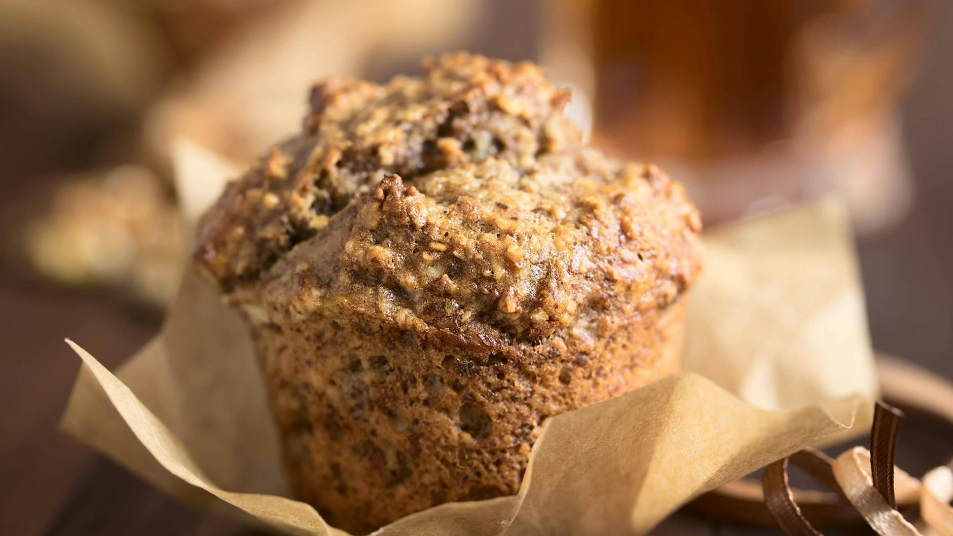 Das Rezept für Haferflocken-Brötchen ist simpel, backen kann man sie auch in der Muffinform.