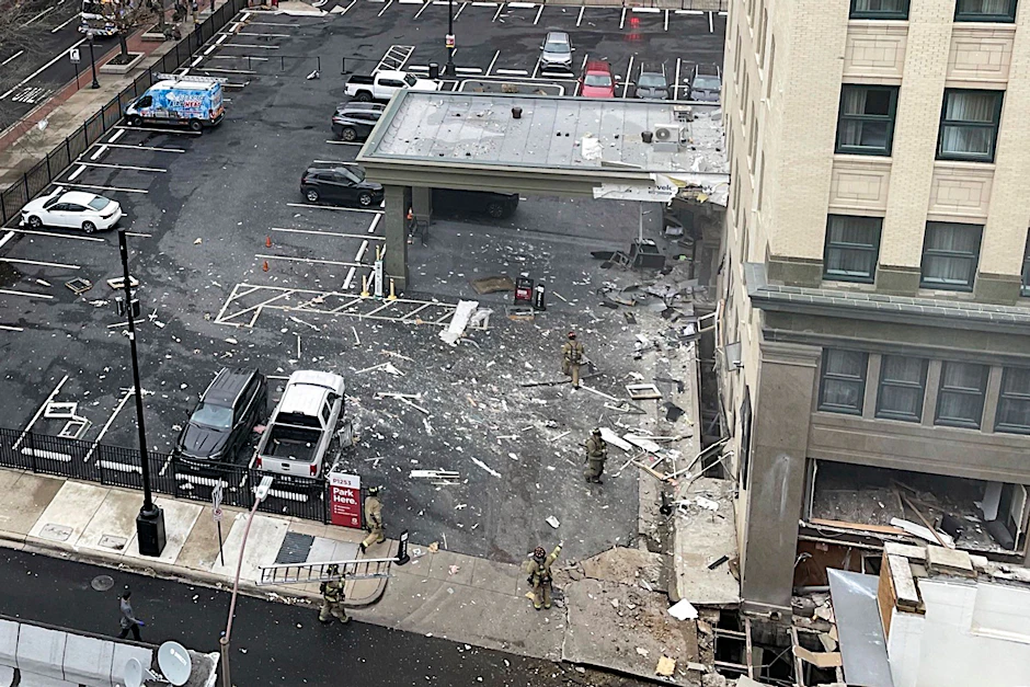 Rund um das Hotel in Fort Worth liegen nach der Explosion zahlreiche Trümmer.  r-Telegram via AP/dpa