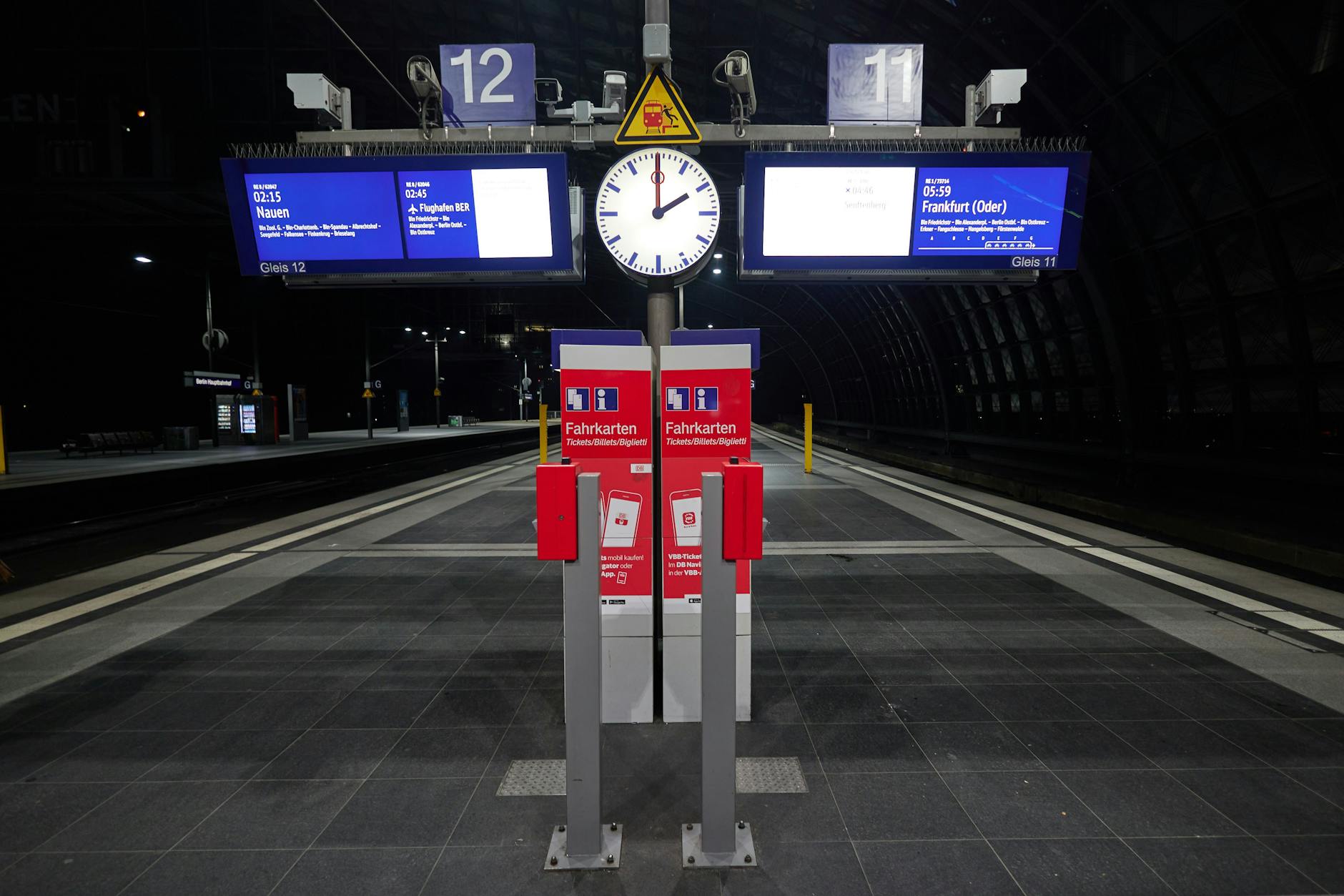 Menschenleer ist der Hauptbahnhof in Berlin. Ein mehrtägiger Streik der Lokführergewerkschaft GDL hat am Mittwochmorgen um 2 Uhr begonnen.