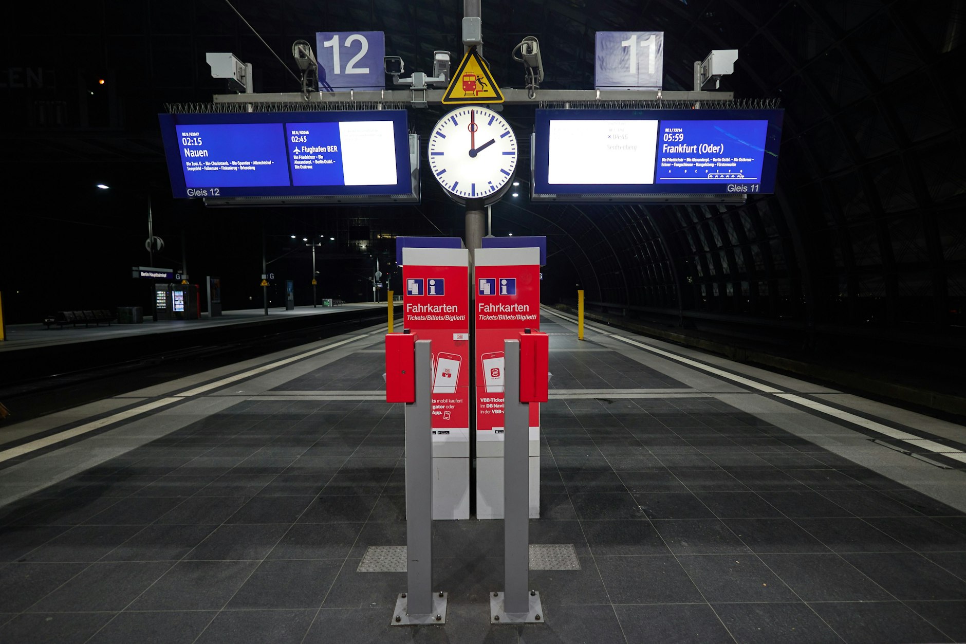 Menschenleer ist der Hauptbahnhof in Berlin. Ein mehrtägiger Streik der Lokführergewerkschaft GDL hat am Mittwochmorgen um 2 Uhr begonnen.