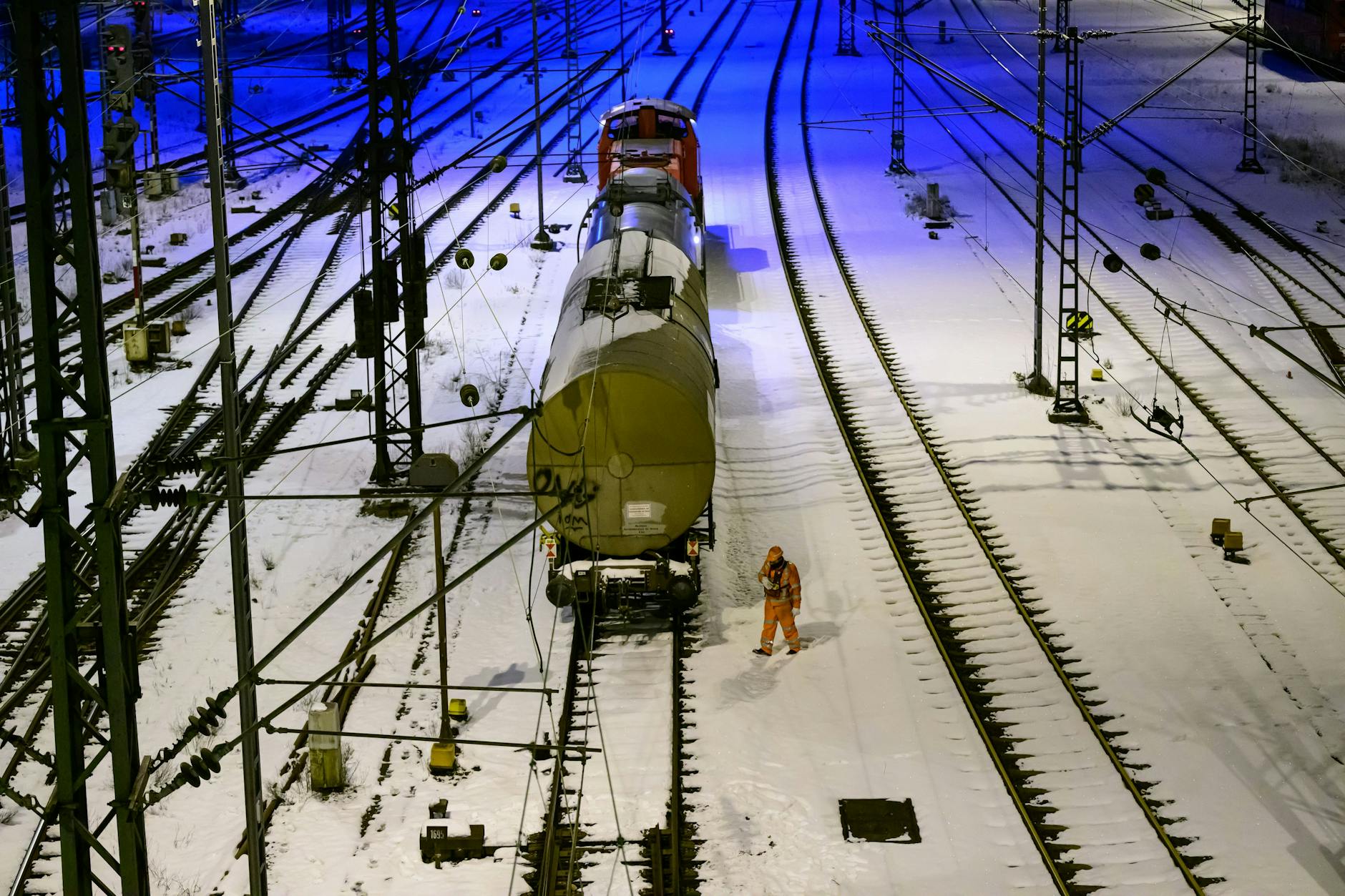 Niedersachsen, Maschen: Ein Güterzug steht auf dem Gelände vom Rangierbahnhof Maschen.