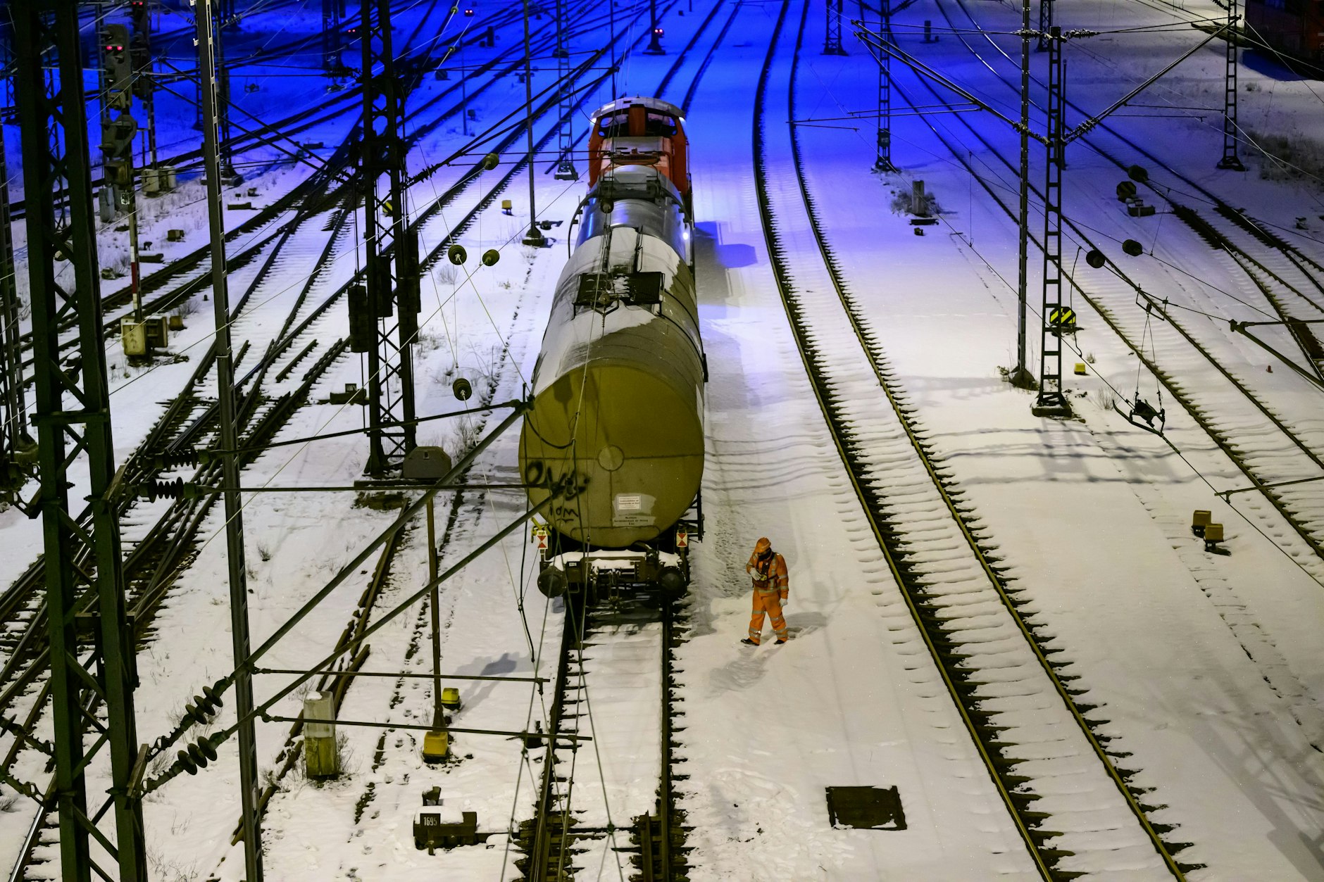 Niedersachsen, Maschen: Ein Güterzug steht auf dem Gelände vom Rangierbahnhof Maschen.