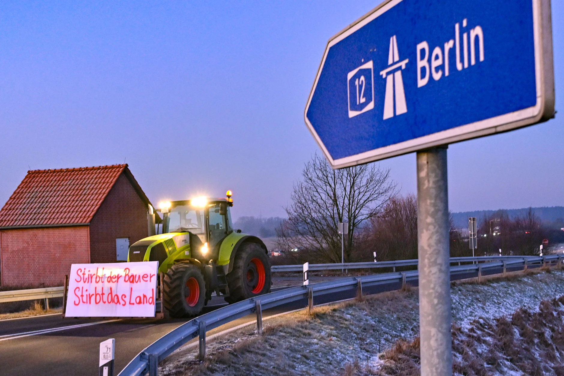 Landwirte blockierten am frühen Morgen mit ihren Fahrzeugen die Auffahrt auf die Autobahn A12 in Richtung Berlin.&nbsp;