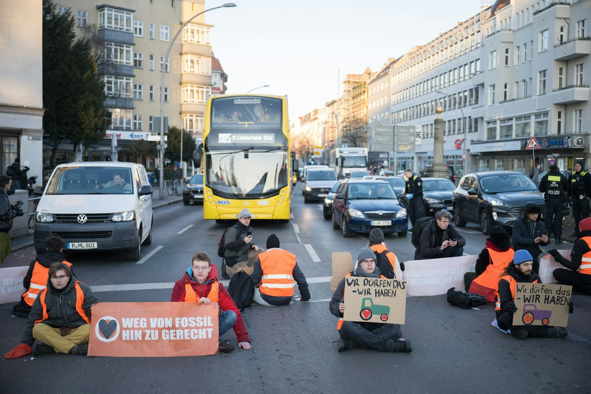 Klimakleber der Letzten Generation blockierten auch in Berlin die Straße.