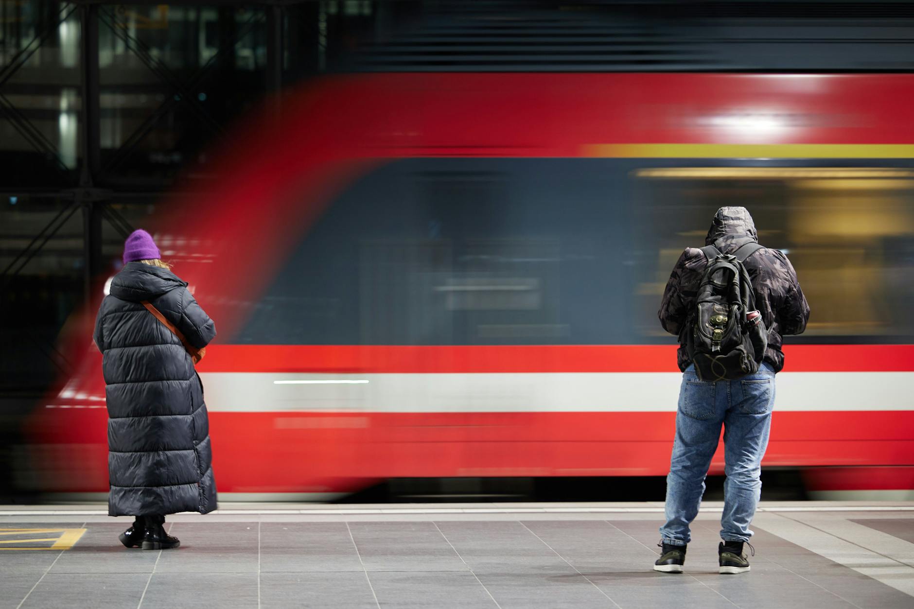 Eine Bahn fährt in den Hauptbahnhof ein.