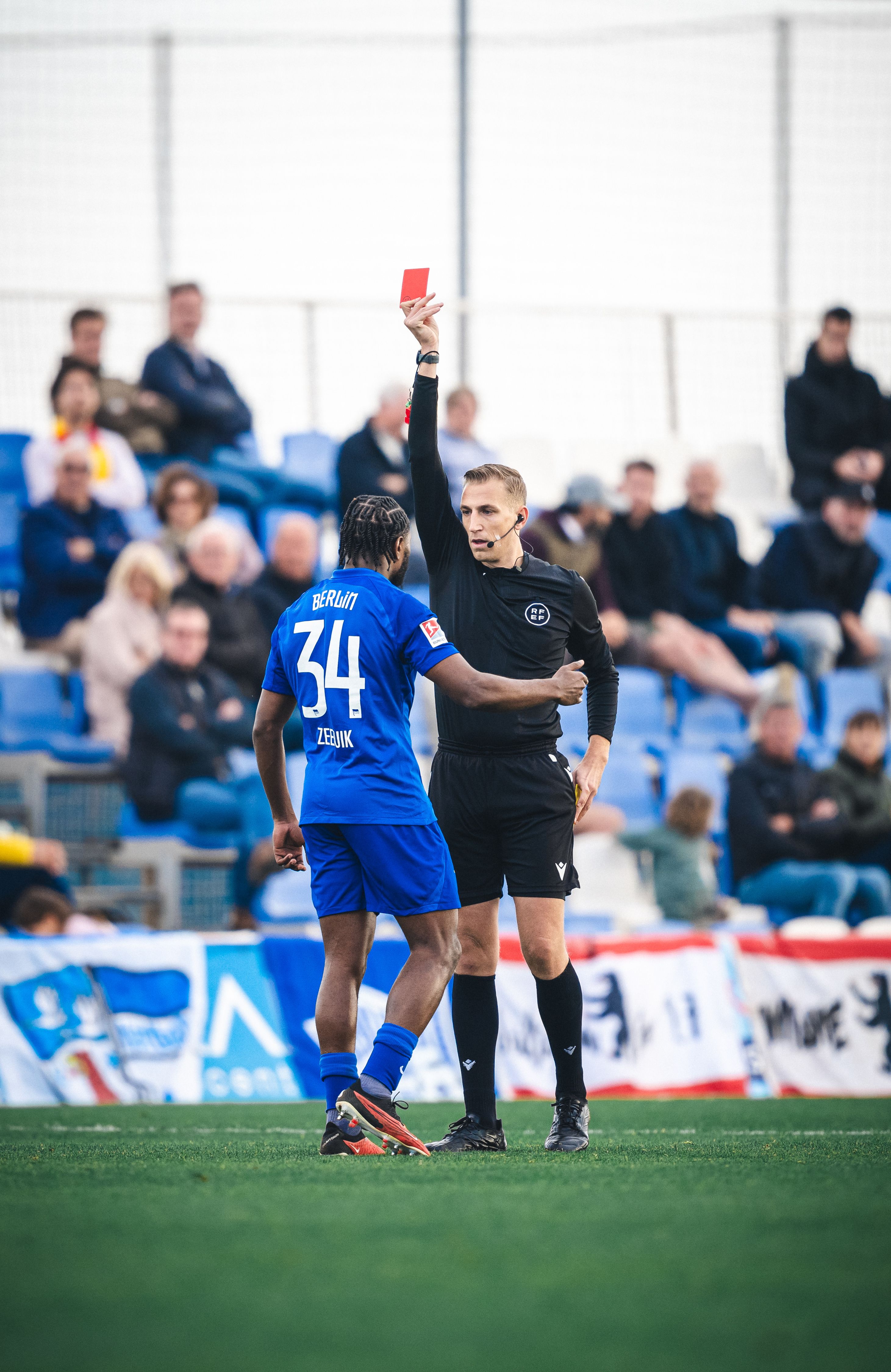 Hertha Verliert 0:3! Zeefuik Sieht Nach Nur 22 Minuten Gelb-Rot