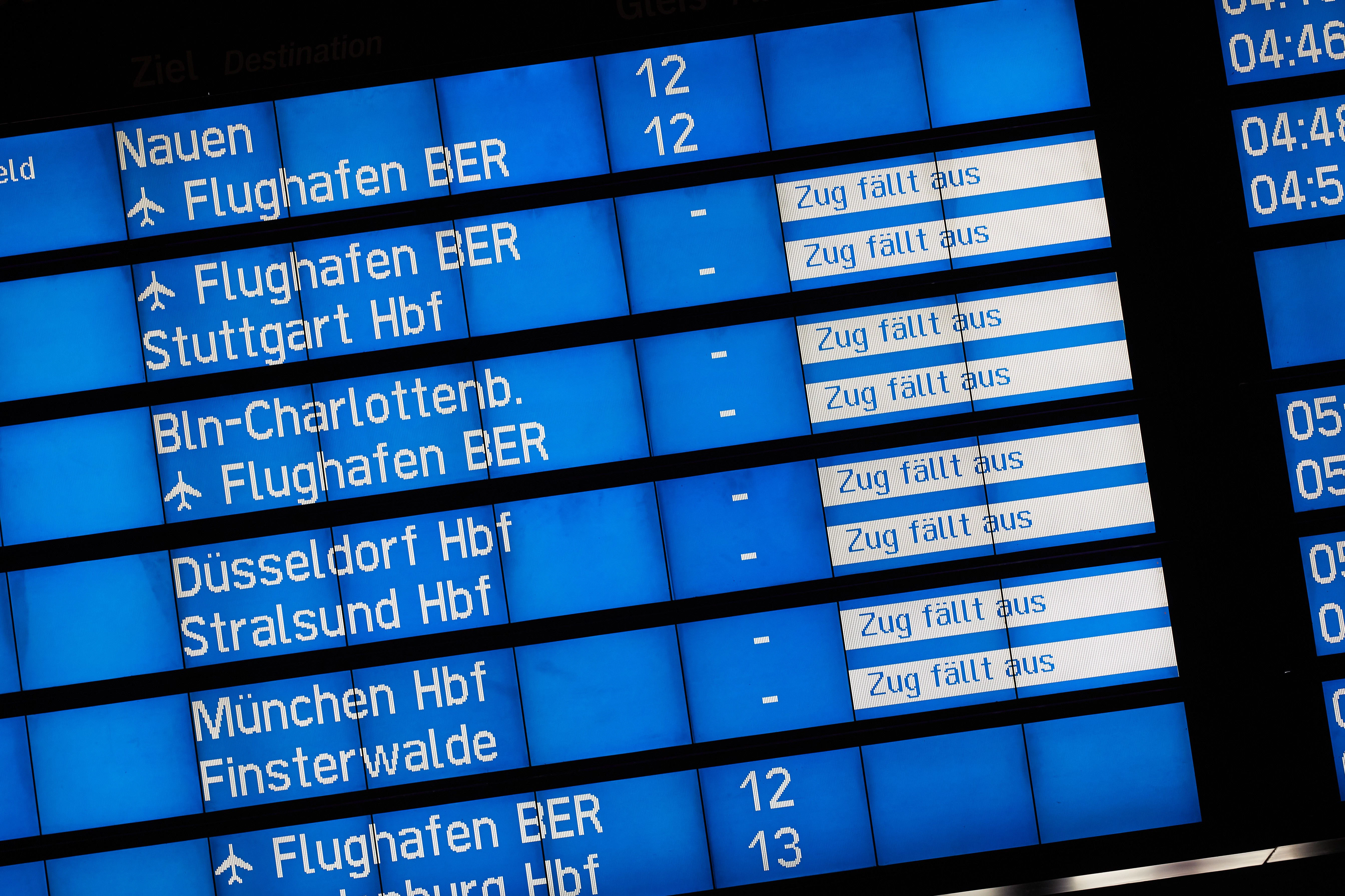 Berlin: Eine Anzeigetafel am Hauptbahnhof informiert über zahlreiche Zugausfälle. 