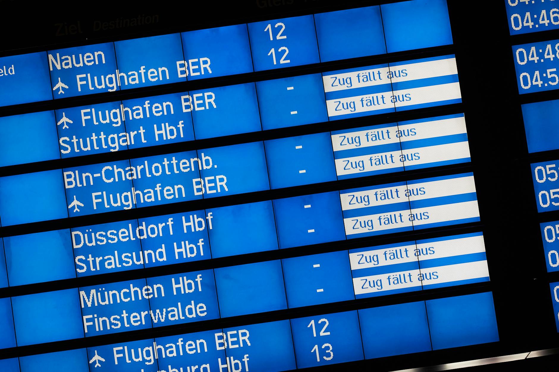 Berlin: Eine Anzeigetafel am Hauptbahnhof informiert über zahlreiche Zugausfälle.