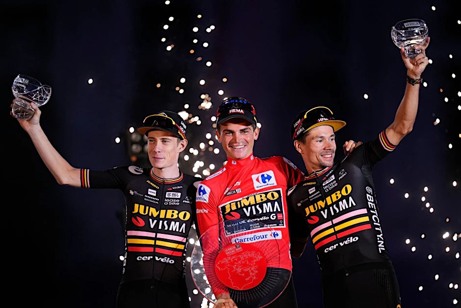 ARCHIV - Sepp Kuss (M), Jonas Vingegaard (l) und  Primoz Roglic räumten 2023 bei den Grand Tours ab.  