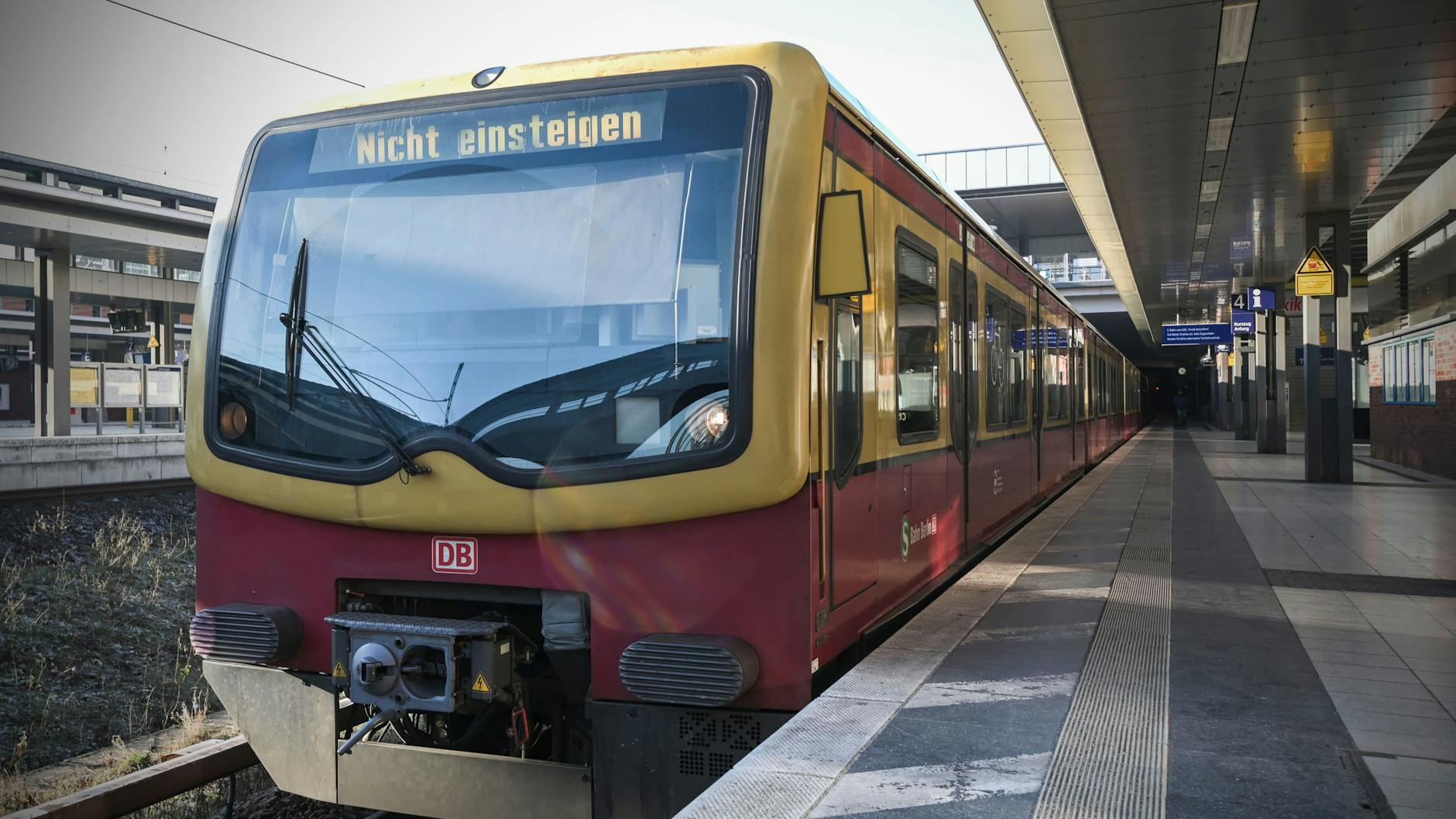 Eine leere S-Bahn am Bahnhof Gesundbrunnen.