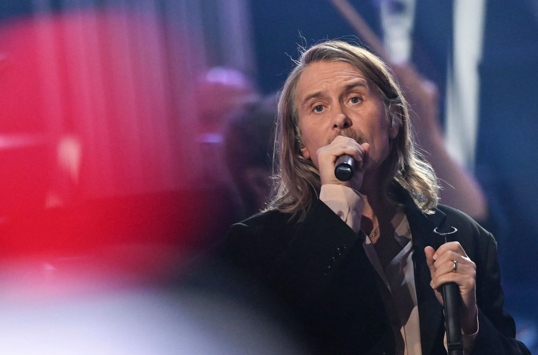 ARCHIV - Mark Owen von Take That ist auf der Bühne immer voll bei der Sache.  