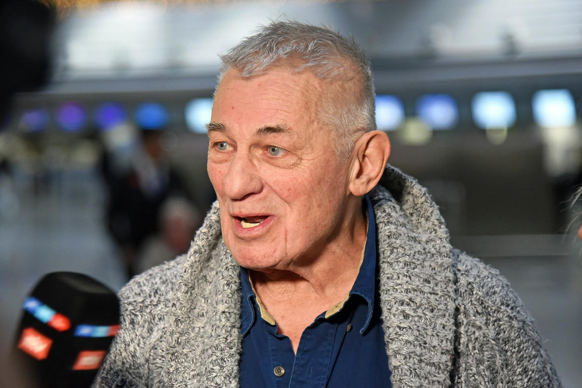 Heinz Hoenig wird von einem Passanten auf dem Flughafen mit Heiner Lauterbach verwechselt.