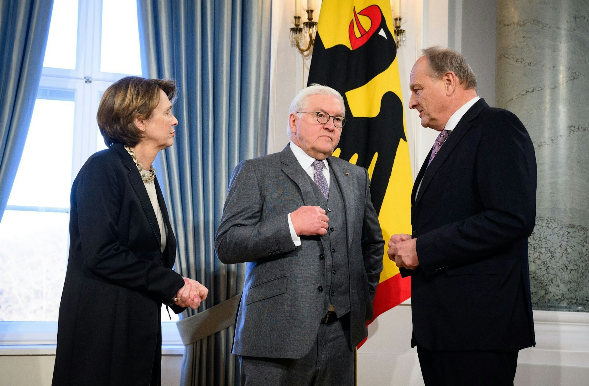 Bundespräsident Frank-Walter Steinmeier (M.) und seine Frau Elke Büdenbender (l.) begrüßen Joachim Rukwied, Präsident des Deutschen Bauernverbandes.  