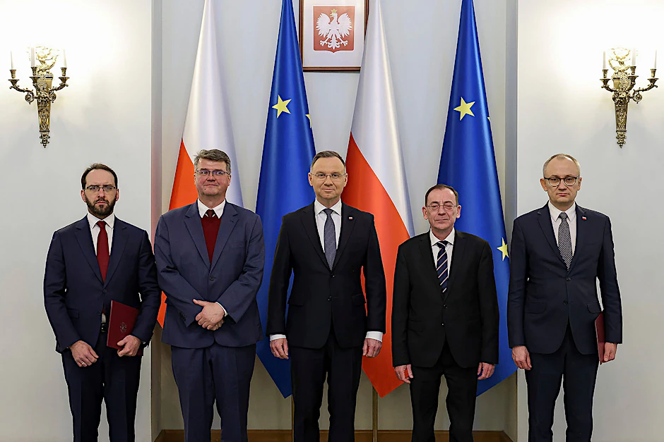 Präsident Andrzej Duda (M.) posiert mit den verurteilten PiS-Politikern Maciej Wasik (2.v.l.) und Mariusz Kaminski (2.v.r.) im Präsidentenpalast.