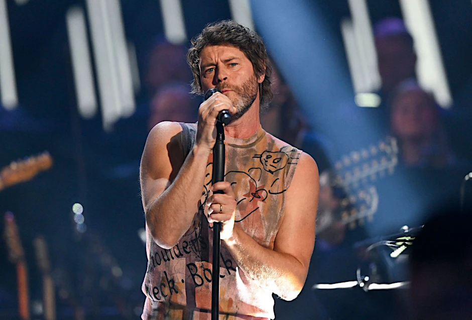 ARCHIV - Howard Donald von Take That denkt manchmal auf der Bühne an ganz andere Sachen.  