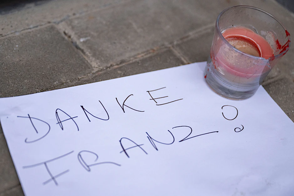 Eine Kerze und ein Zettel mit der Aufschrift «Danke Franz!», liegen vor dem Geburtshaus von Franz Beckenbauer in München.  
