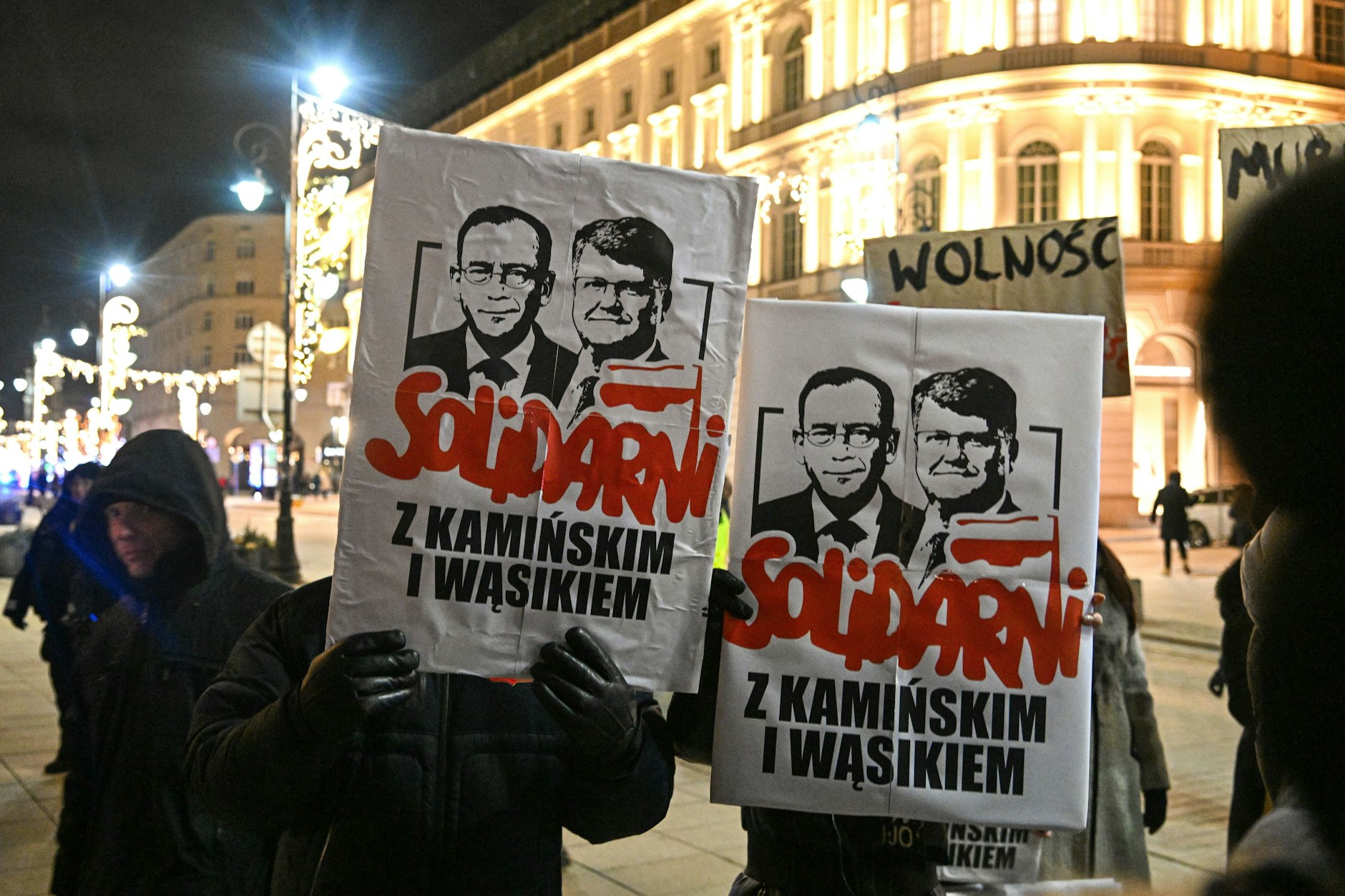 Neue Solidarität: Oppositionsanhänger halten Porträts des ehemaligen Innenministers Kaminski und des ehemaligen stellvertretenden Innenministers Wasik während einer Demo vor dem Präsidentenpalast in Warschau hoch.