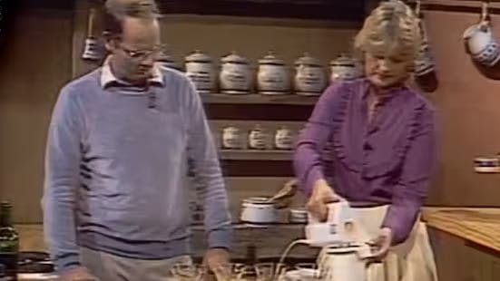 Das Original im DDR-Fernsehen: Im Dezember 1983 mixen Elke Bendin und Bernd Freitag in der Sendung „Haps“ den Haps-Flip.