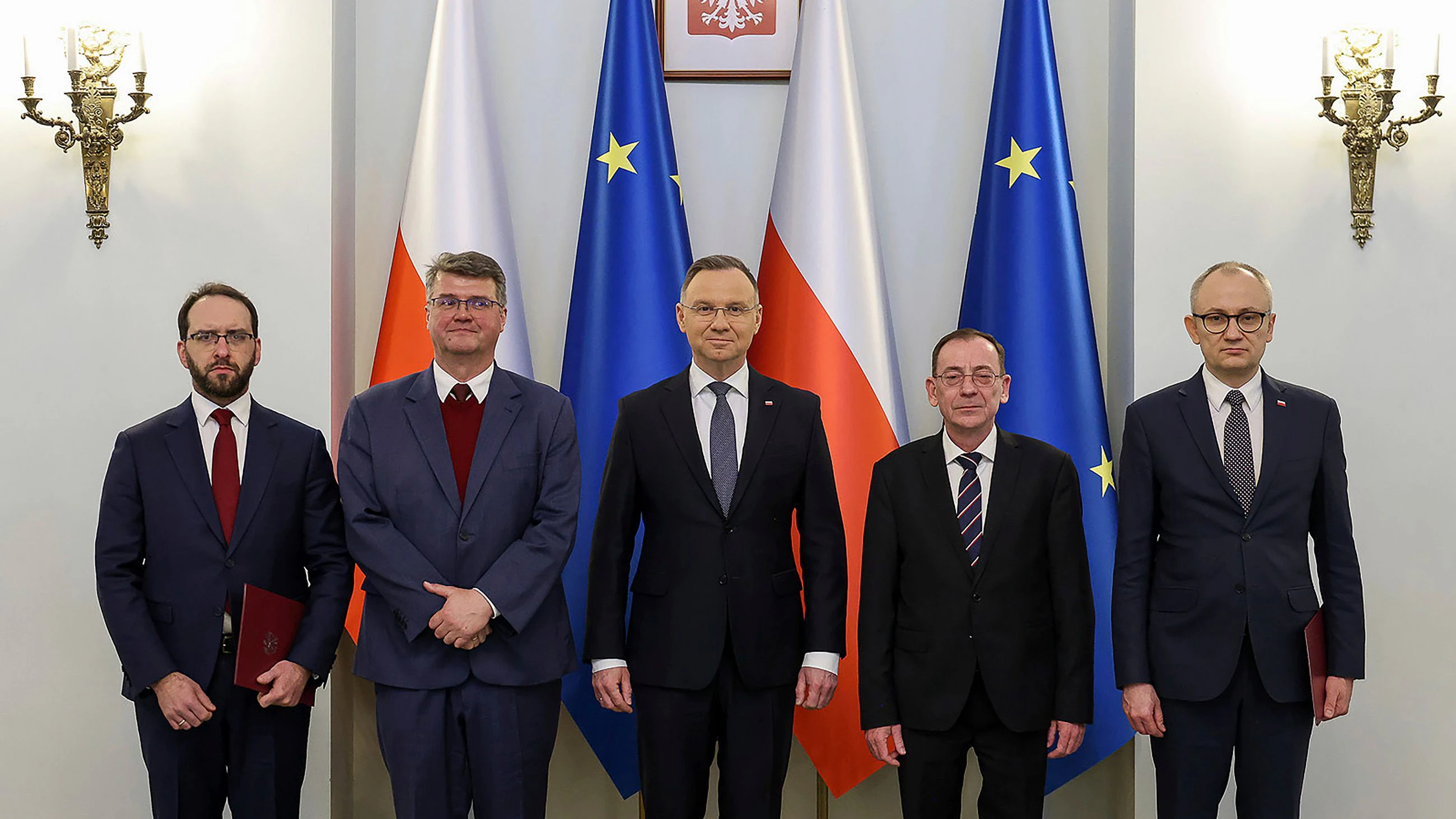 Zwei Verhaftungen nach Empfang: Andrzej Duda (M), Präsident von Polen, posiert mit Stanislaw Zaryn (l.), neuer Berater, Maciej Wasik (2.v.l), einstiger Staatssekretär, Mariusz Kaminski (2.v.r), ehemaliger Innenminister, und Blazej Pobozy, neuer Berater.