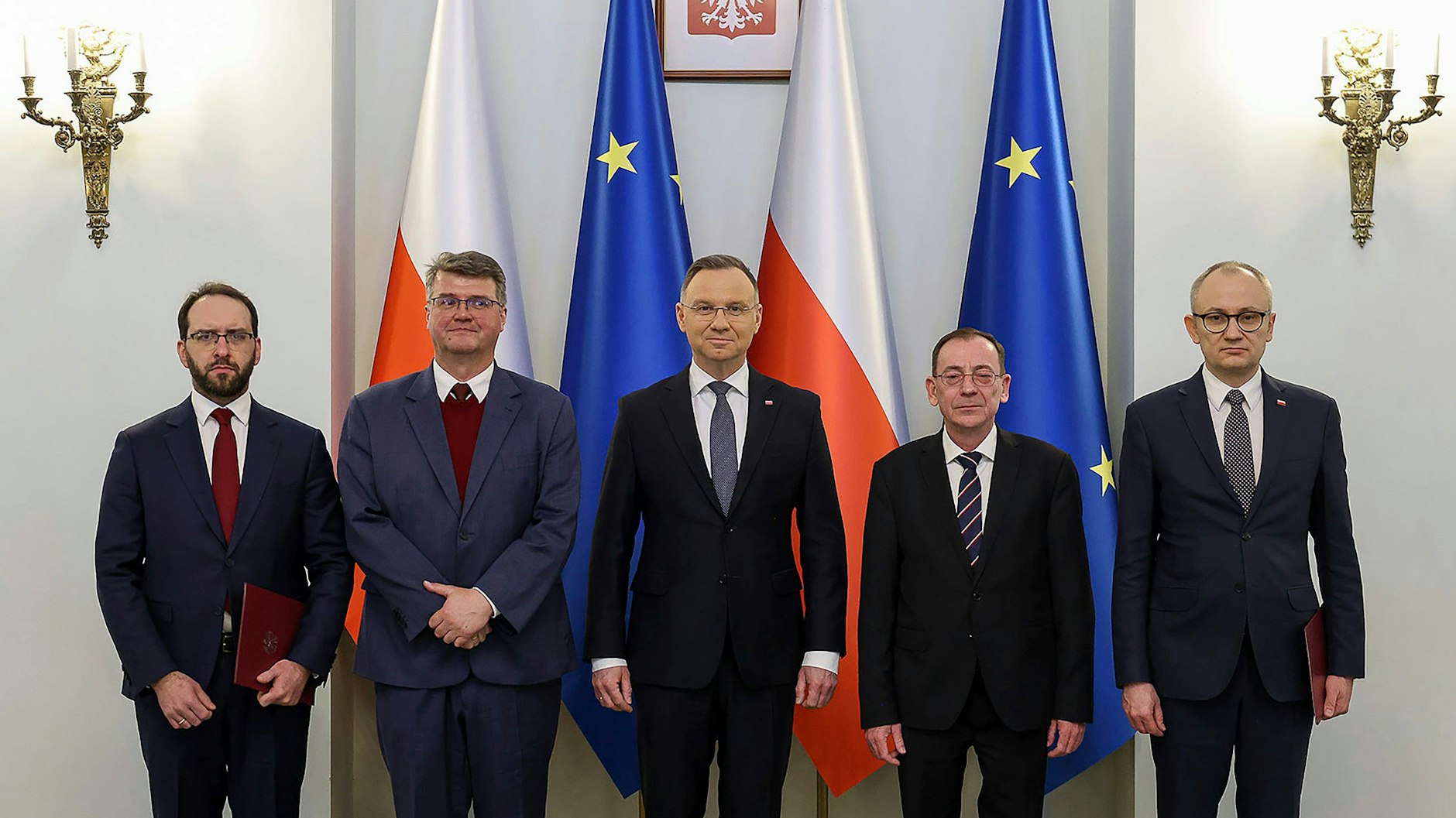 Zwei Verhaftungen nach Empfang: Andrzej Duda (M), Präsident von Polen, posiert mit Stanislaw Zaryn (l.), neuer Berater, Maciej Wasik (2.v.l), einstiger Staatssekretär, Mariusz Kaminski (2.v.r), ehemaliger Innenminister, und Blazej Pobozy, neuer Berater.