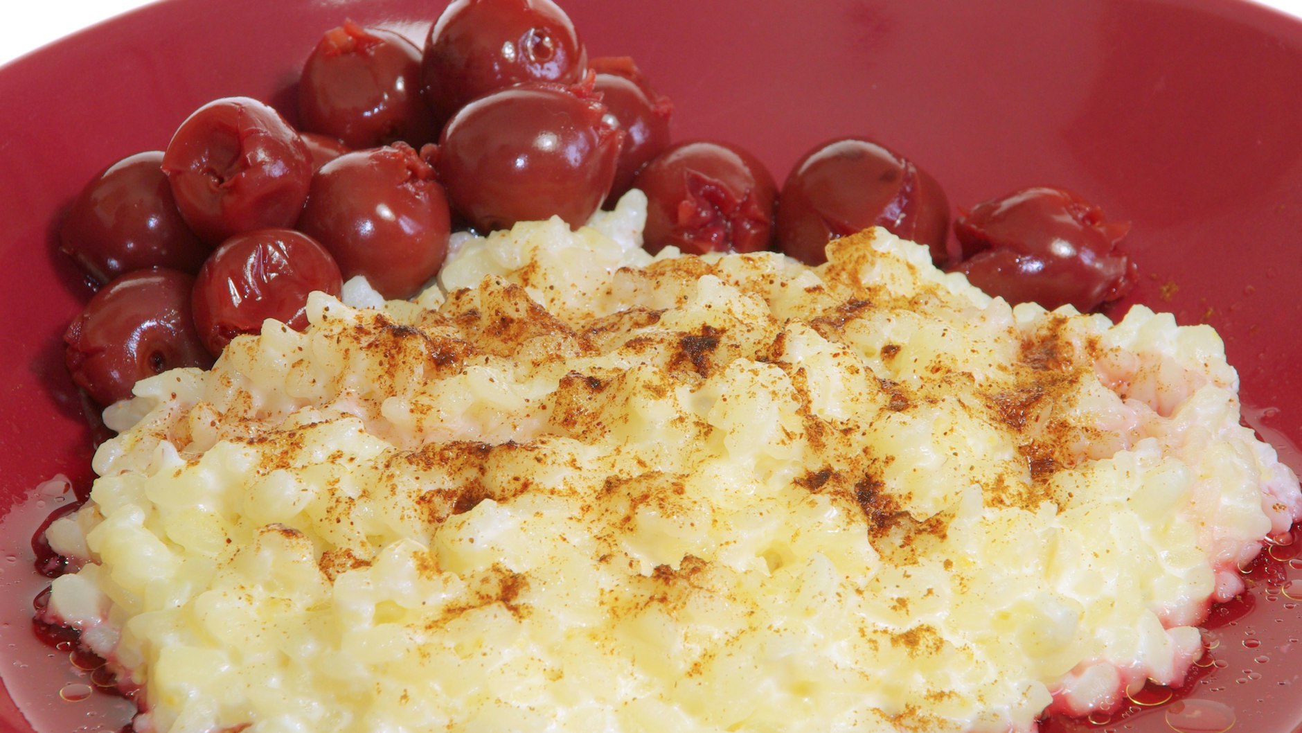 Milchreis mit Zimt und Zucker lässt sich auch wunderbar mit Früchten aufpeppen.