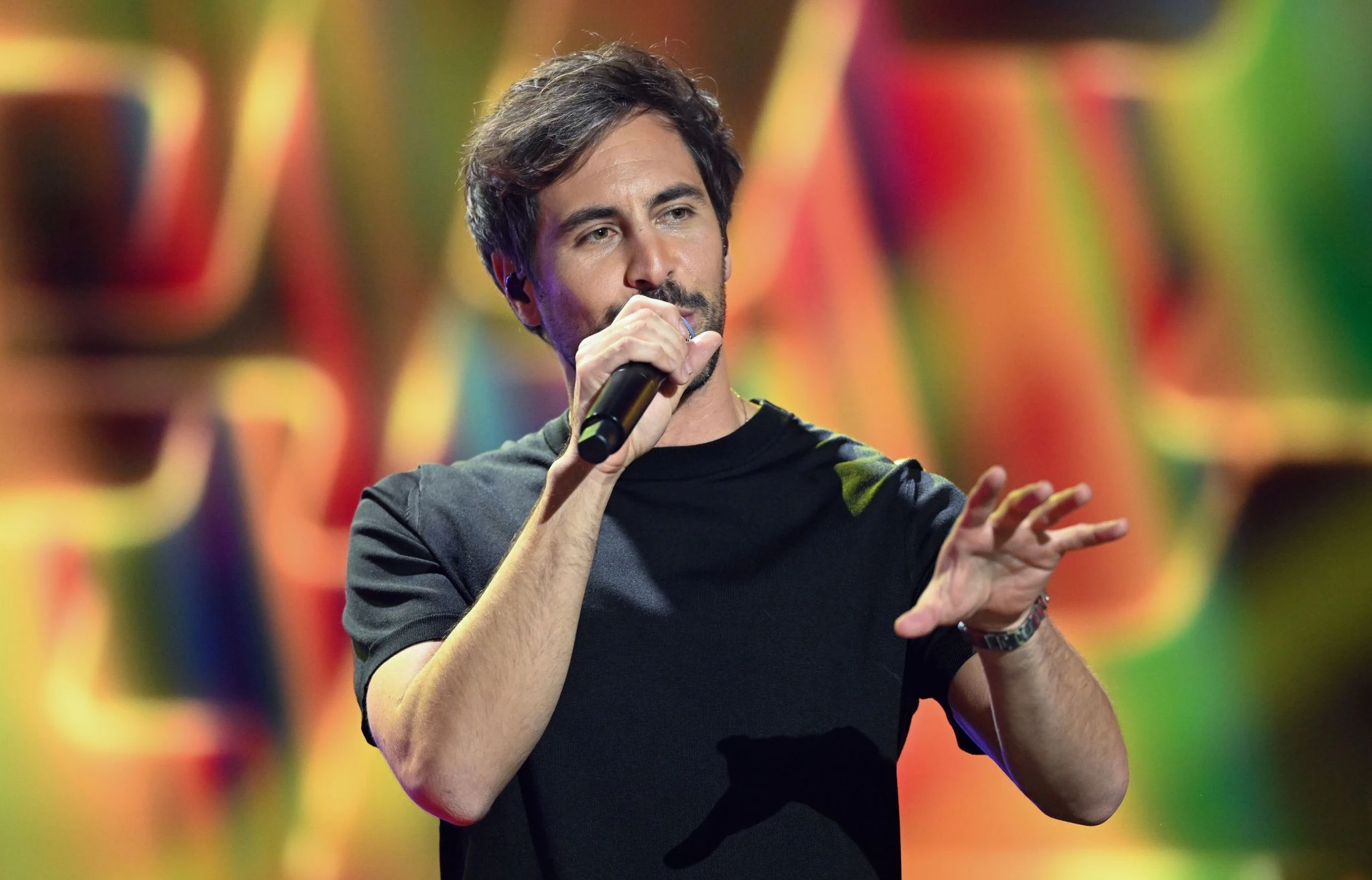 ARCHIV - Max Giesinger denkt bei Shows auch schon mal an seine Wäsche oder die Steuererklärung.  